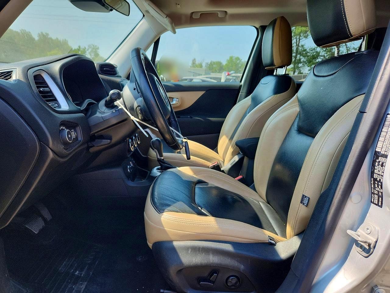 2015 Jeep Renegade Latitude Серебряный vin: ZACCJBBT8FPC35312