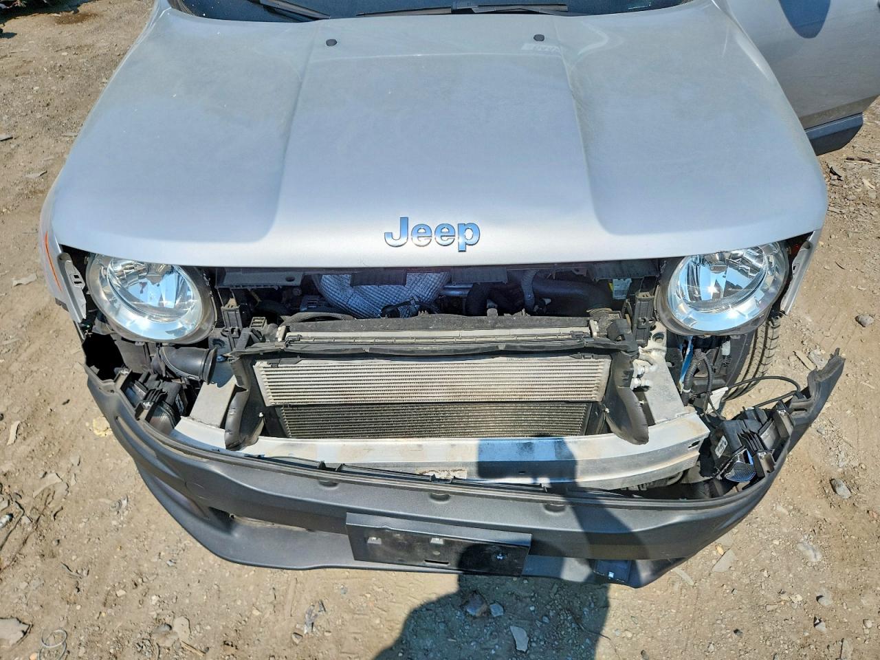 2015 Jeep Renegade Latitude Серебряный vin: ZACCJBBT8FPC35312