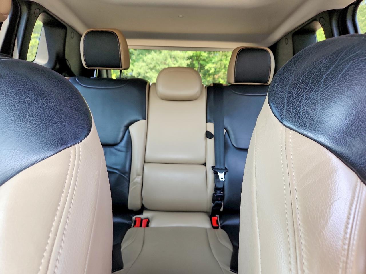 2015 Jeep Renegade Latitude Серебряный vin: ZACCJBBT8FPC35312