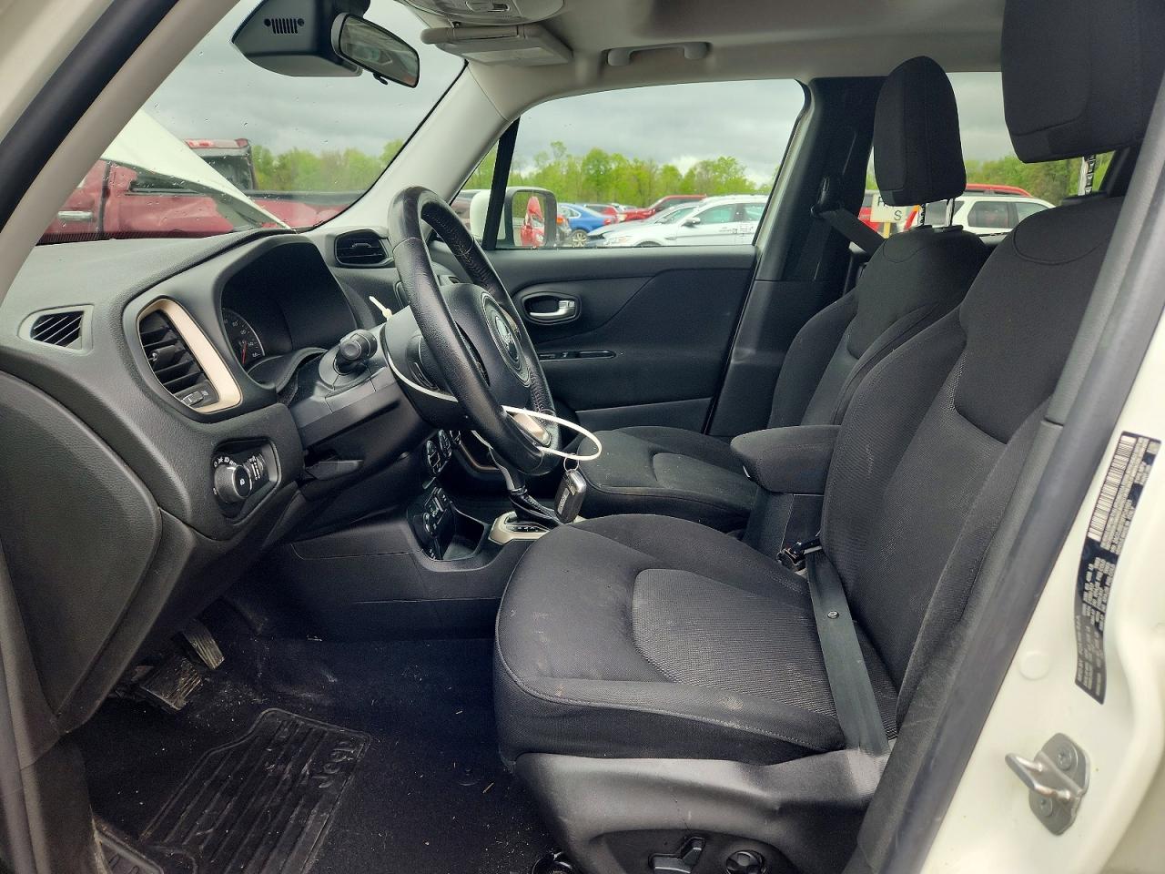 2015 Jeep Renegade Latitude White vin: ZACCJBBT8FPC41921