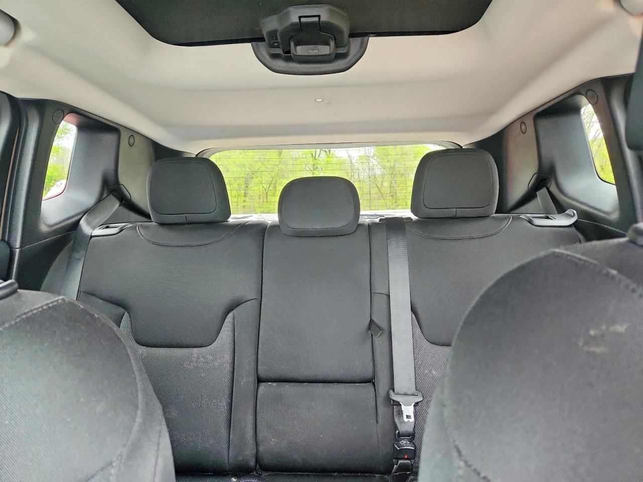 2015 Jeep Renegade Latitude White vin: ZACCJBBT8FPC41921