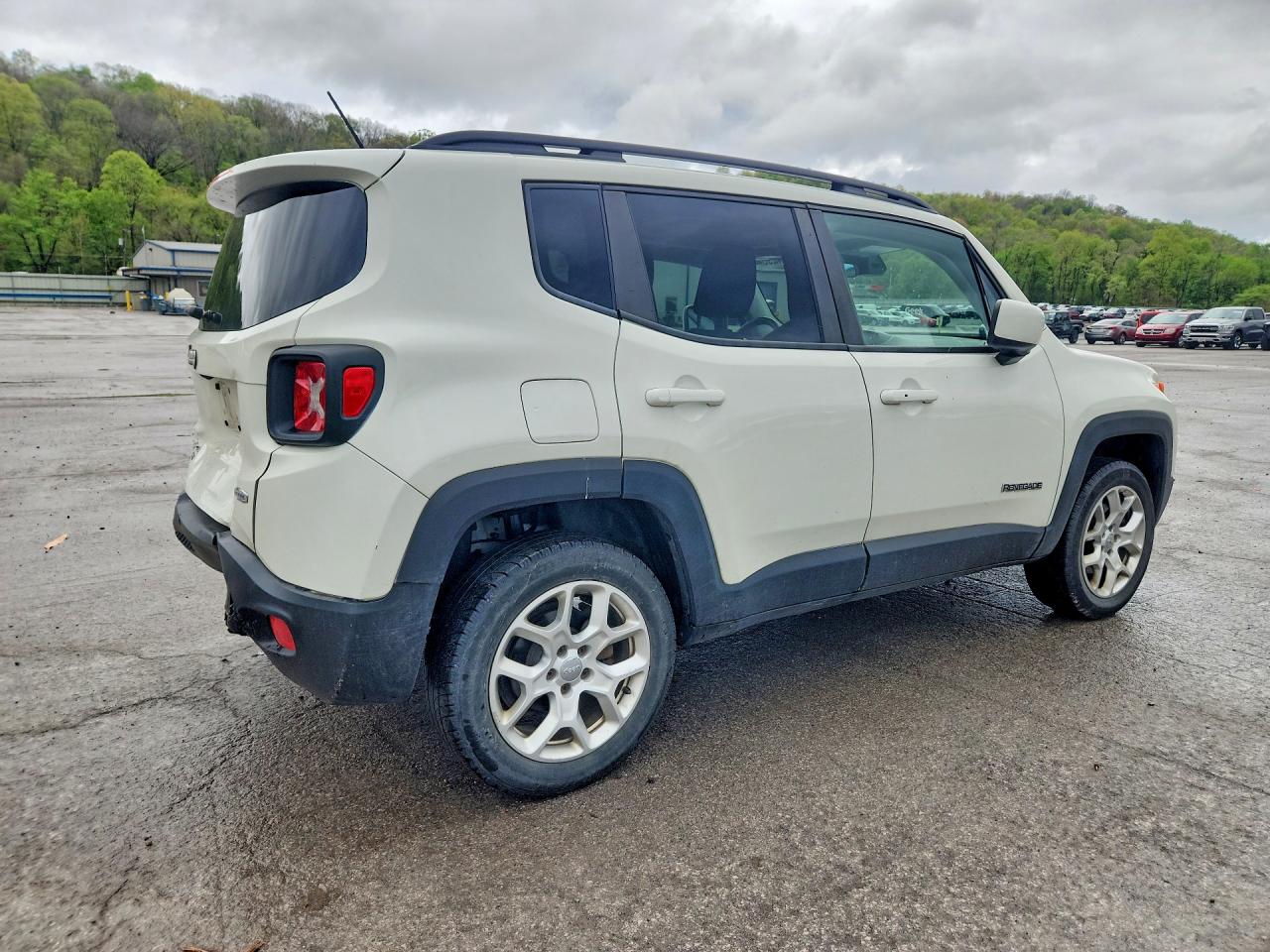 2015 Jeep Renegade Latitude White vin: ZACCJBBT8FPC41921