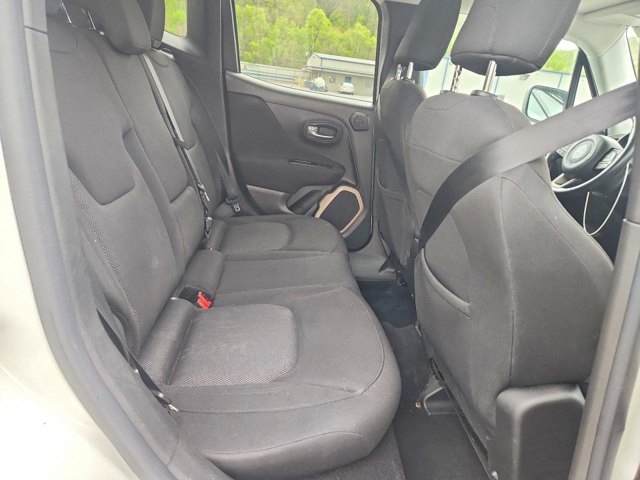 2015 Jeep Renegade Latitude White vin: ZACCJBBT8FPC41921