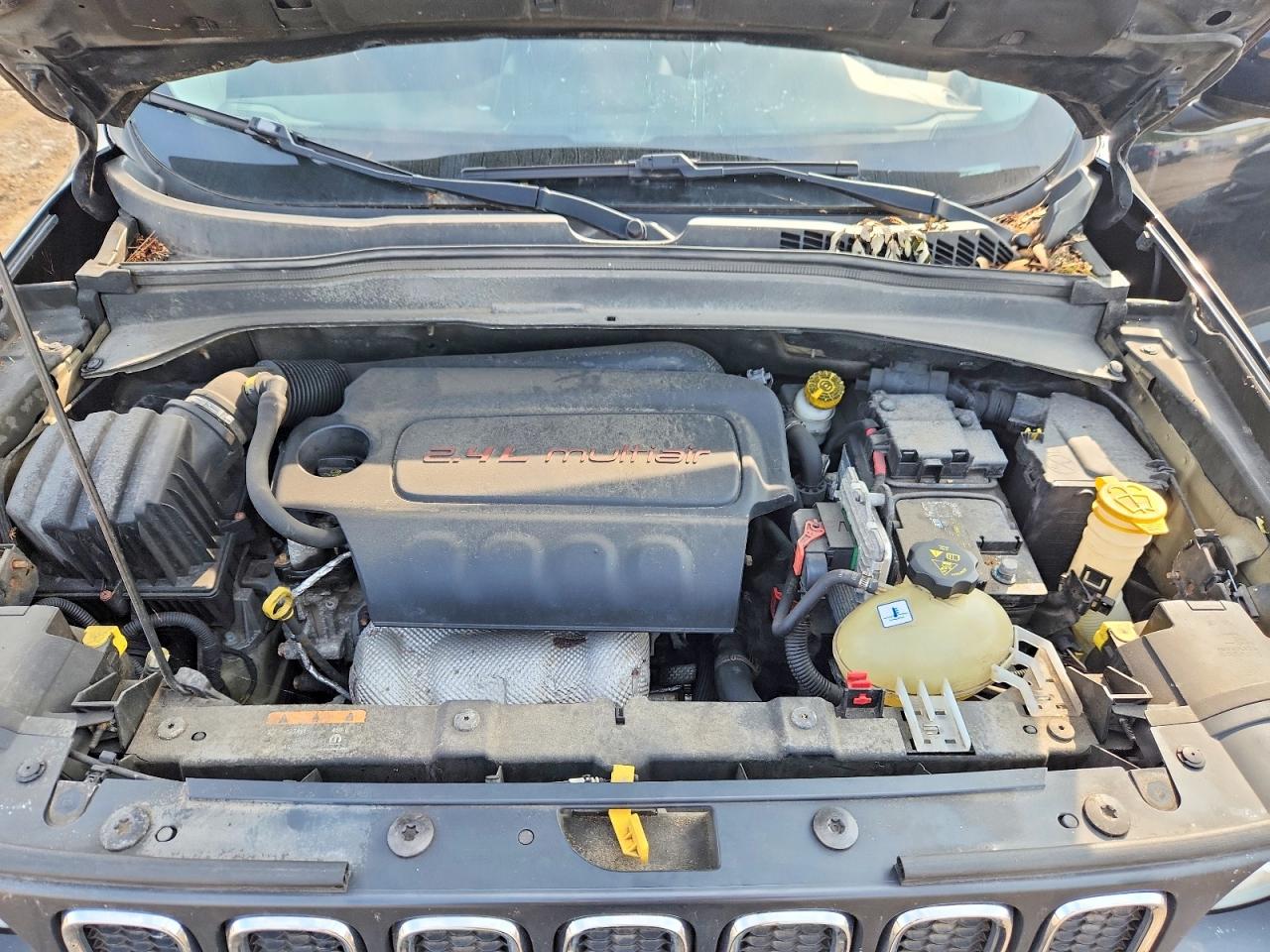 2015 Jeep Renegade Latitude Black vin: ZACCJBBT8FPC45841