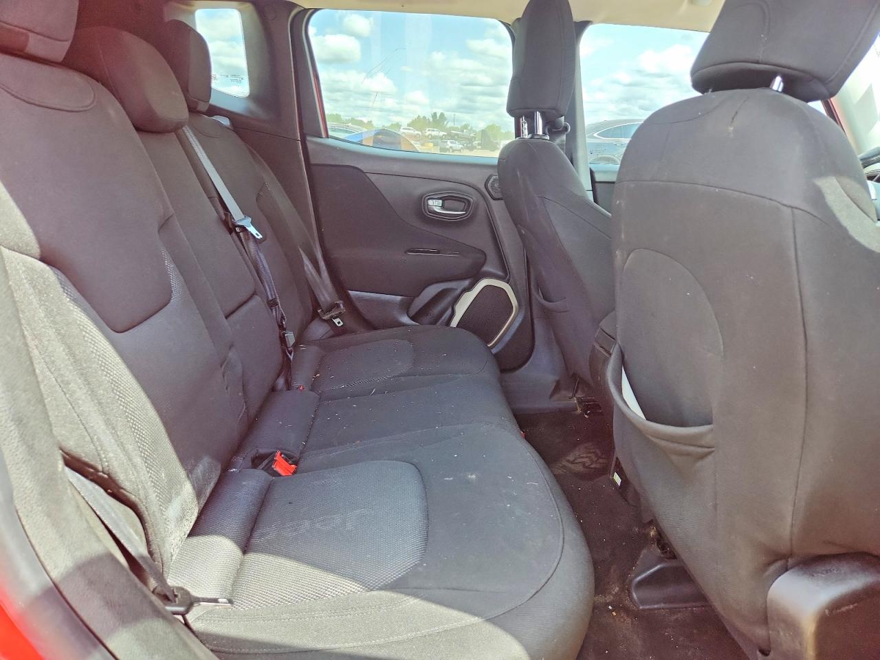 2015 Jeep Renegade Latitude Red vin: ZACCJBBTXFPB29475