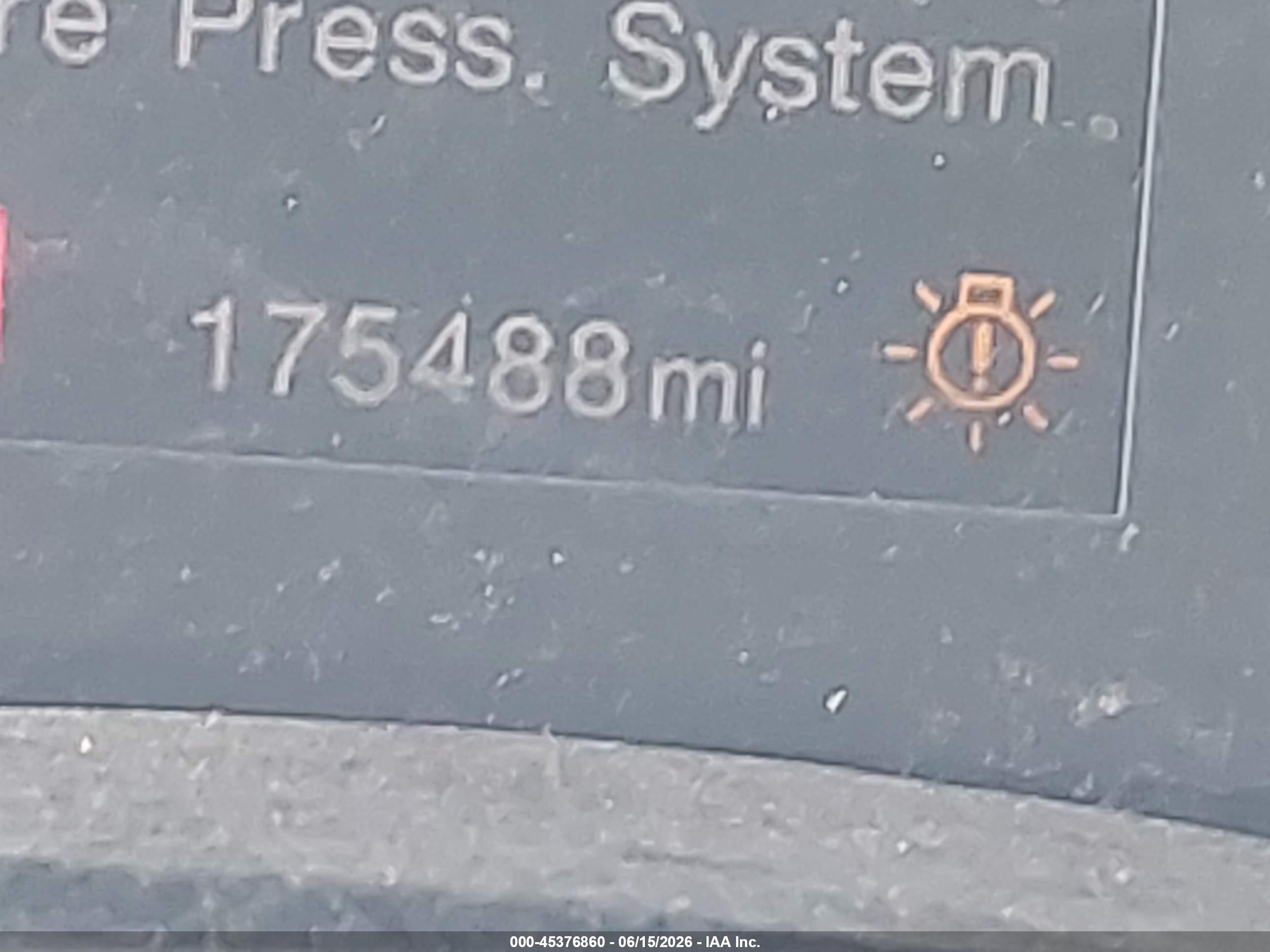 2015 Jeep Renegade Latitude Orange vin: ZACCJBBTXFPB41660