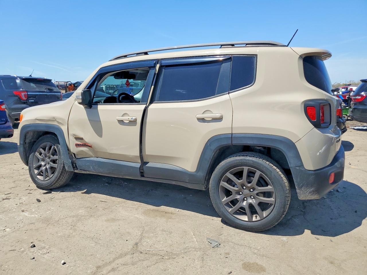 2016 Jeep Renegade Latitude Tan vin: ZACCJBBTXGPD49104