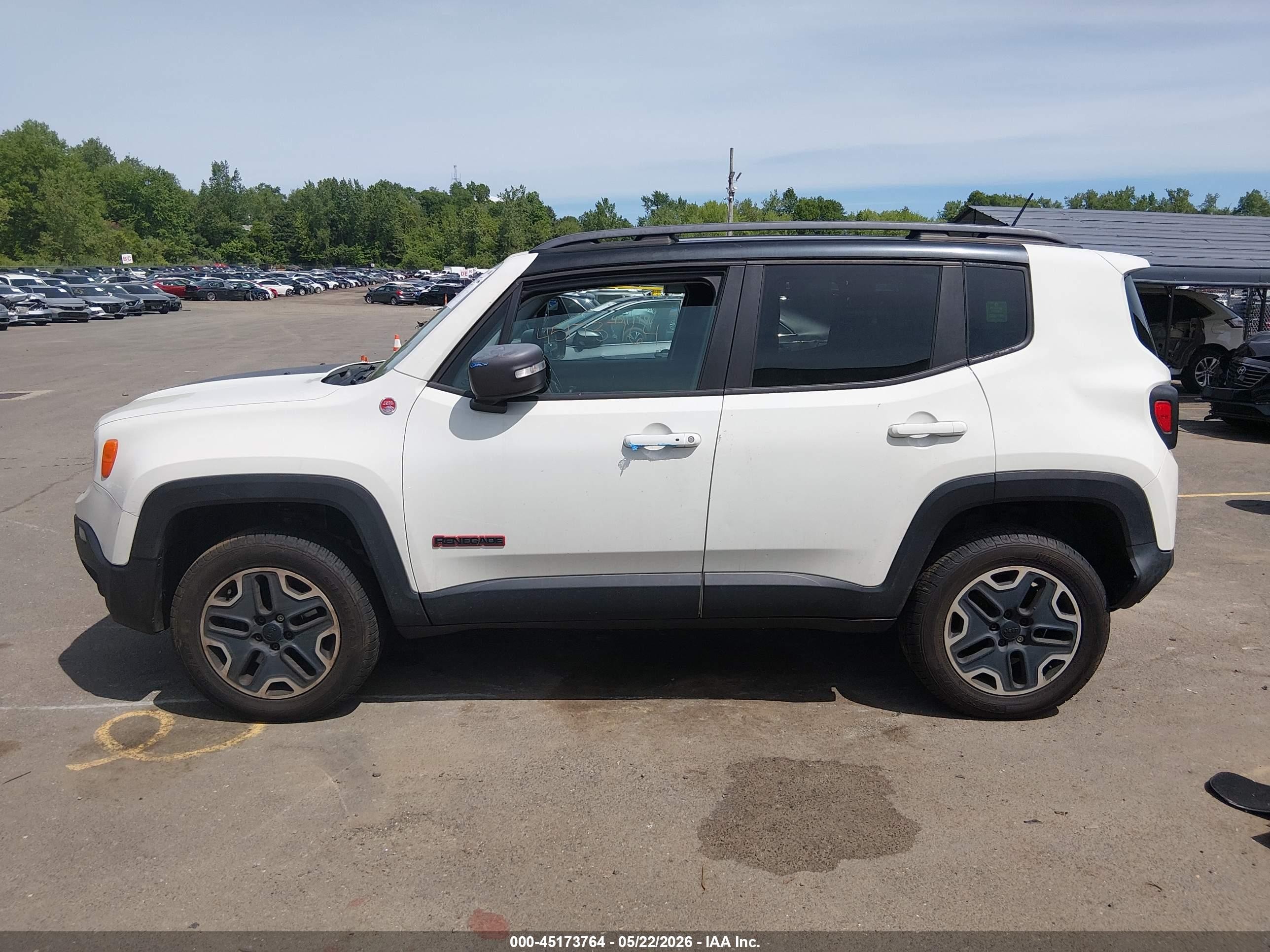 2015 Jeep Renegade Trailhawk White vin: ZACCJBCT0FPB55054