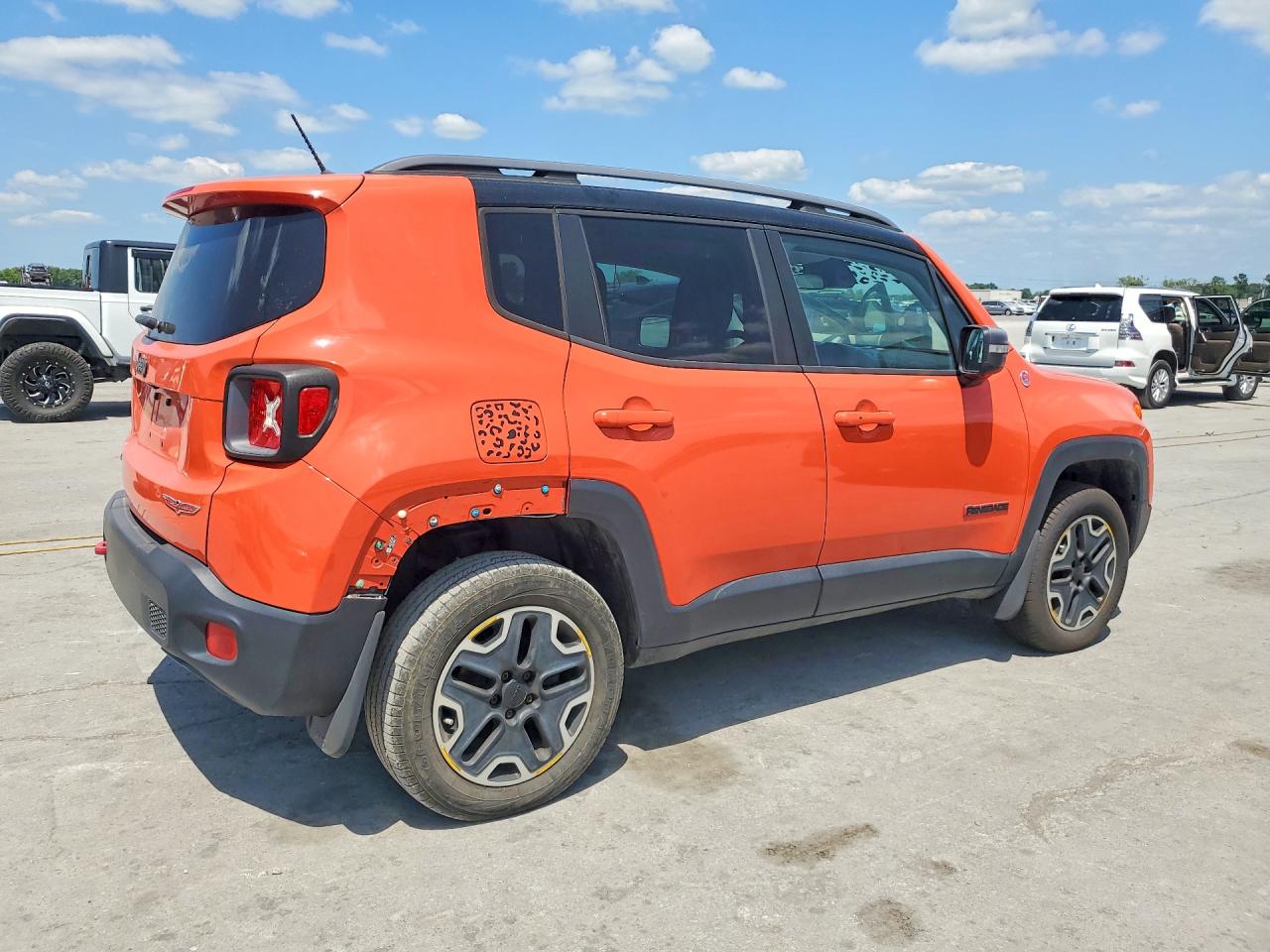 2015 Jeep Renegade Trailhawk Orange vin: ZACCJBCT5FPC01228