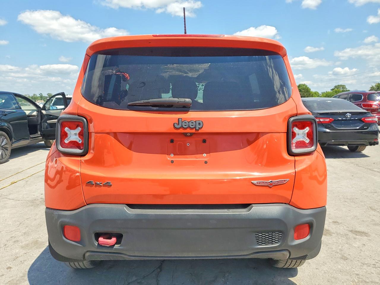 2015 Jeep Renegade Trailhawk Orange vin: ZACCJBCT5FPC01228