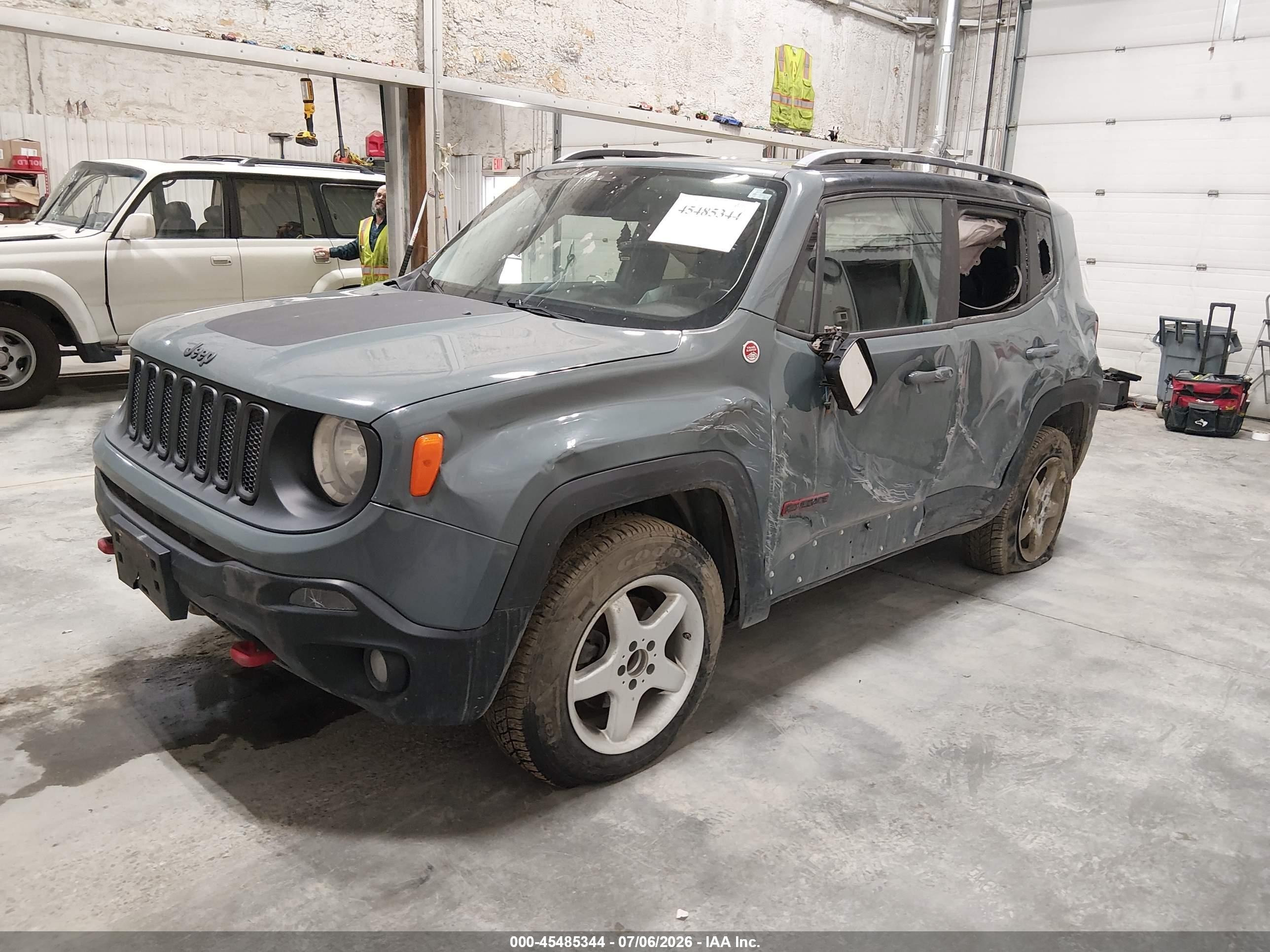 2015 Jeep Renegade Trailhawk Gray vin: ZACCJBCT6FPC20953