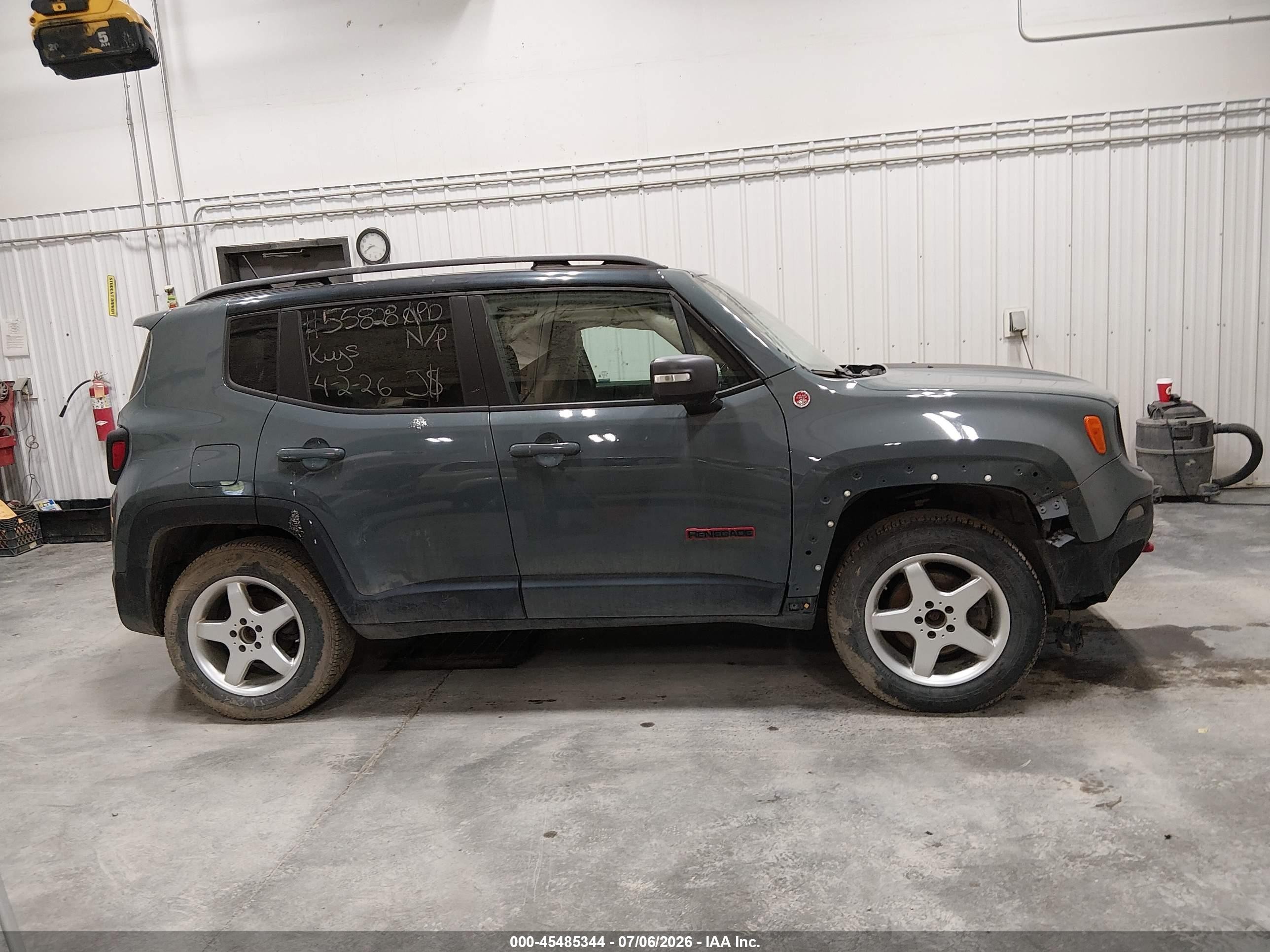 2015 Jeep Renegade Trailhawk Gray vin: ZACCJBCT6FPC20953