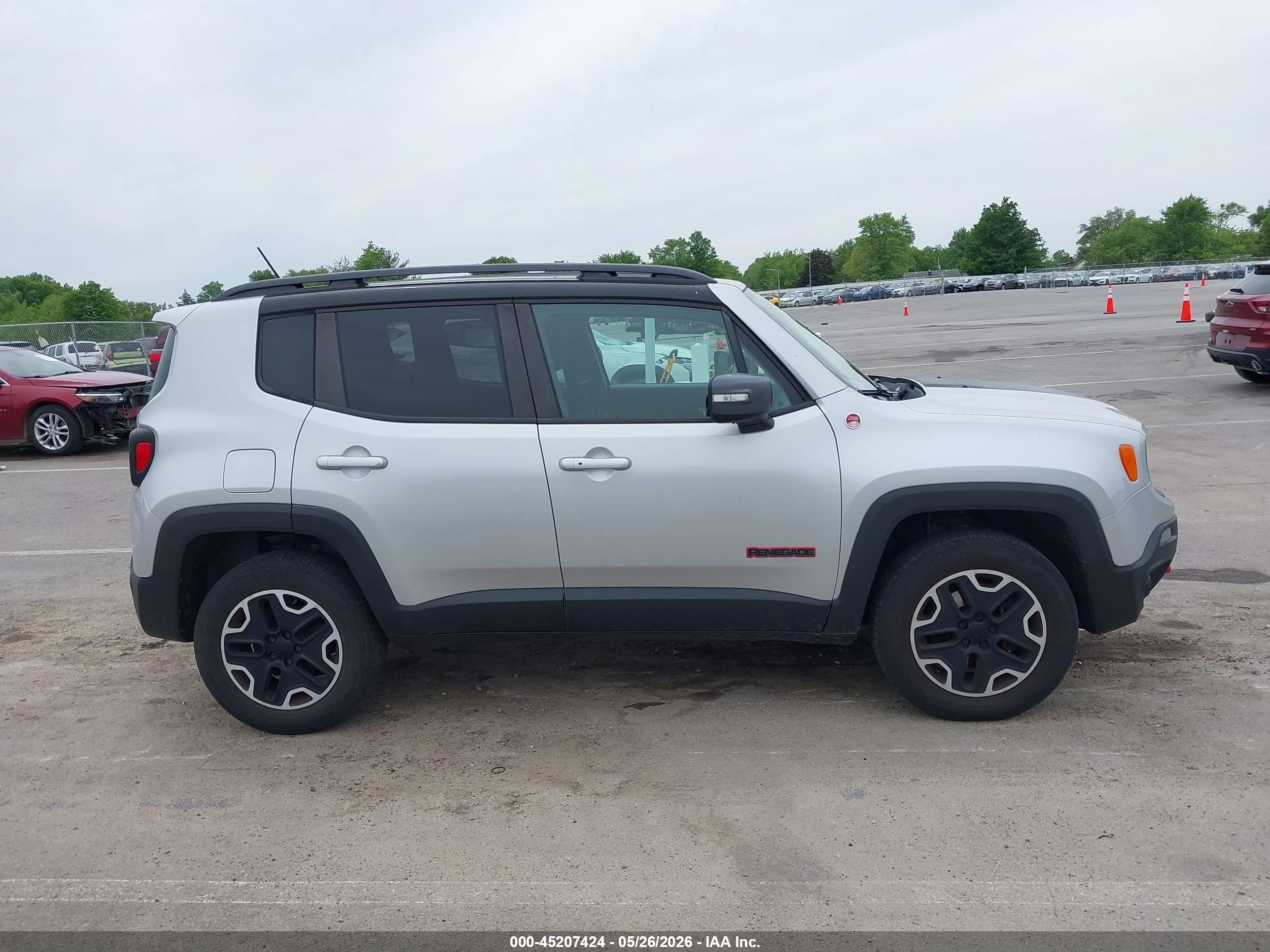 2015 Jeep Renegade Trailhawk Silver vin: ZACCJBCT7FPB41548