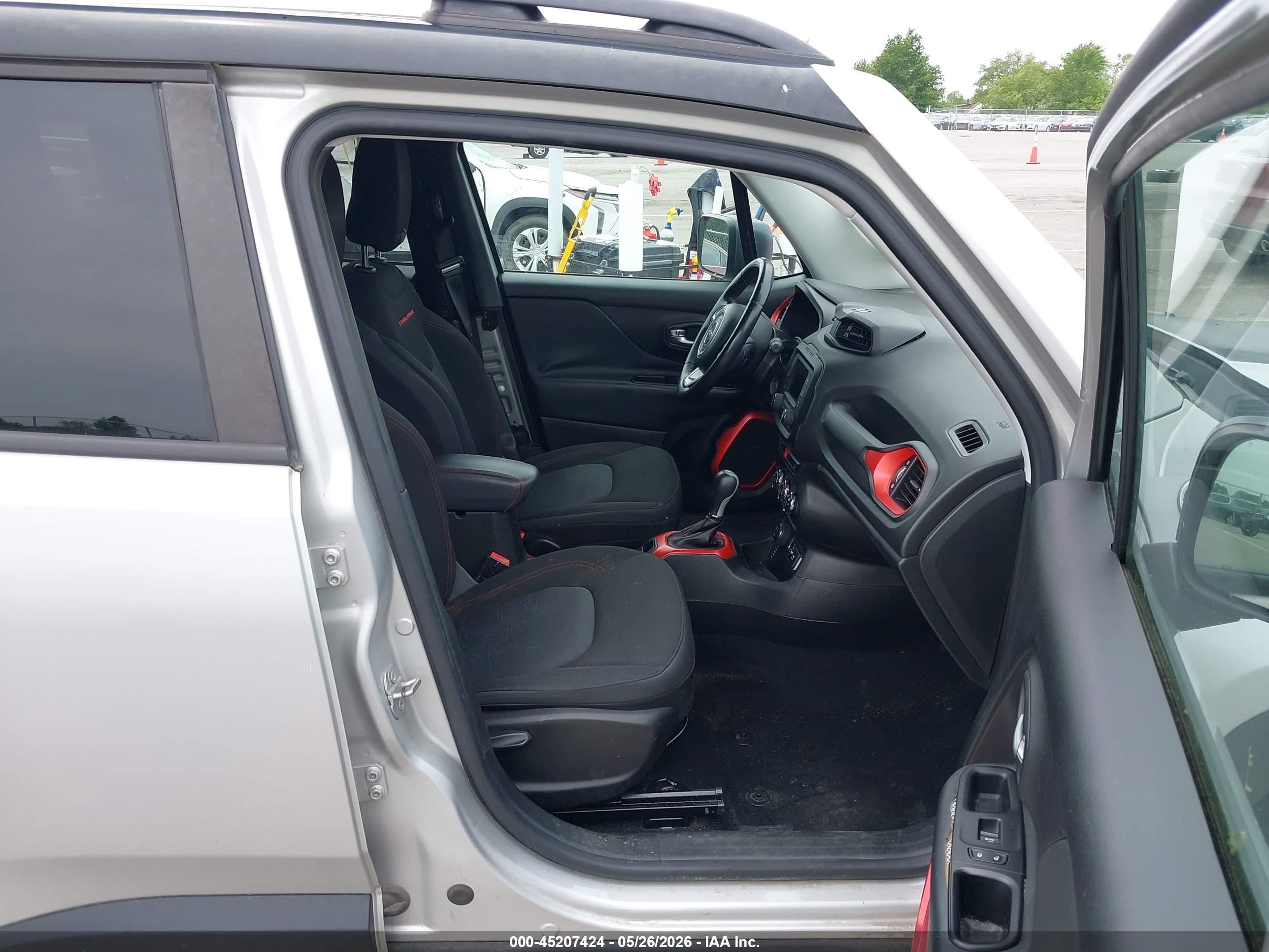 2015 Jeep Renegade Trailhawk Silver vin: ZACCJBCT7FPB41548