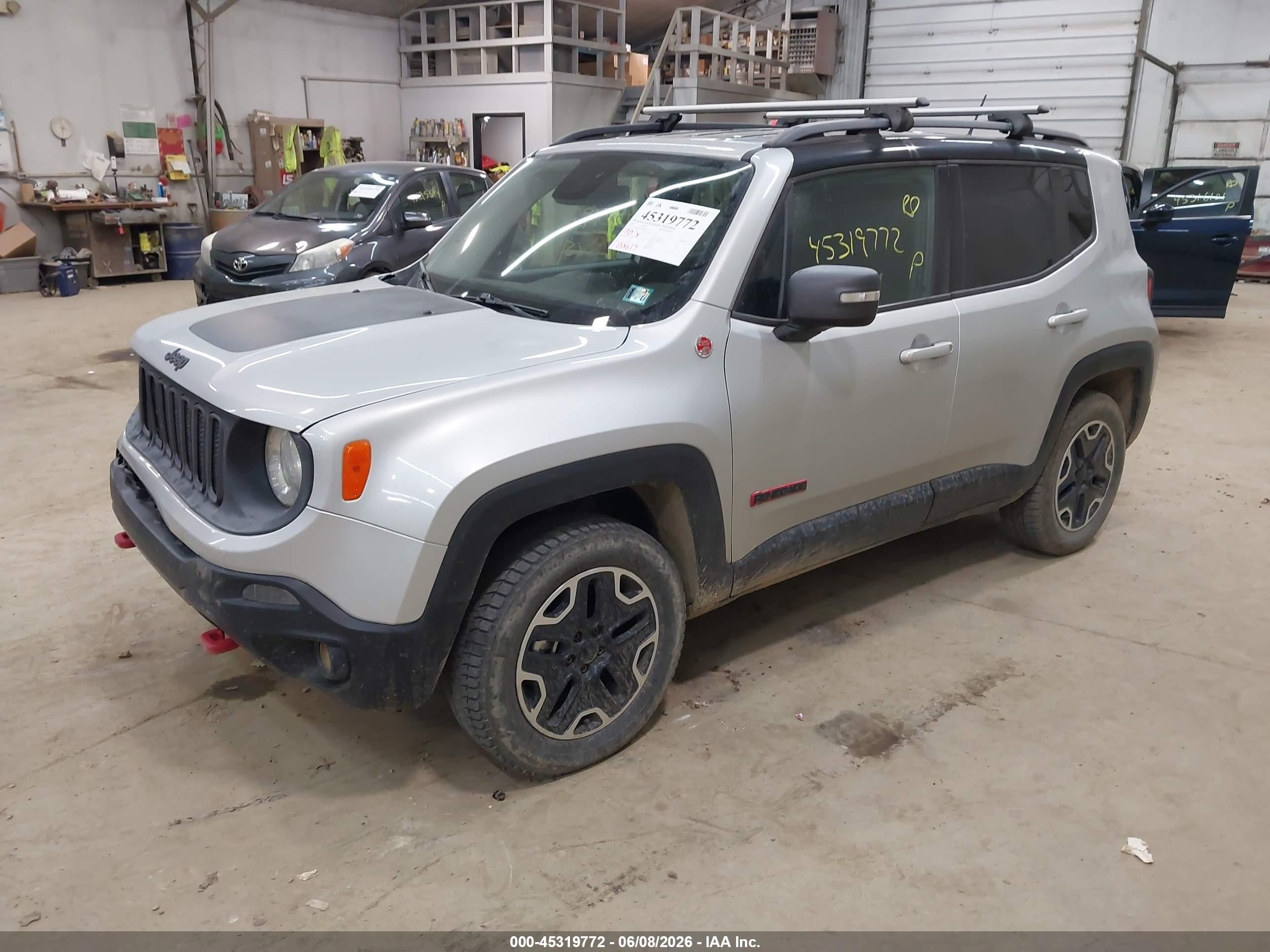 2015 Jeep Renegade Trailhawk Silver vin: ZACCJBCT7FPB88921