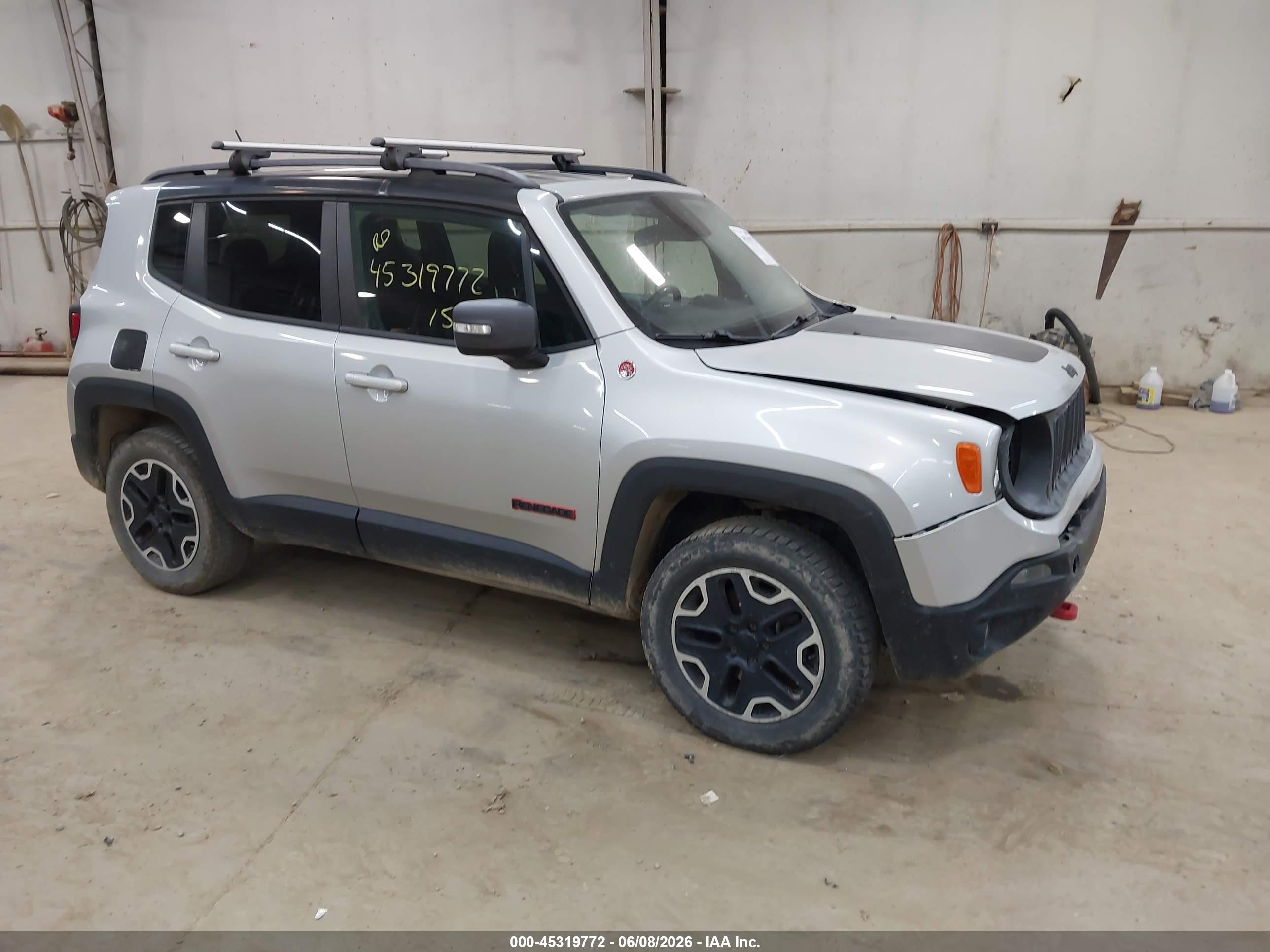 2015 Jeep Renegade Trailhawk Silver vin: ZACCJBCT7FPB88921