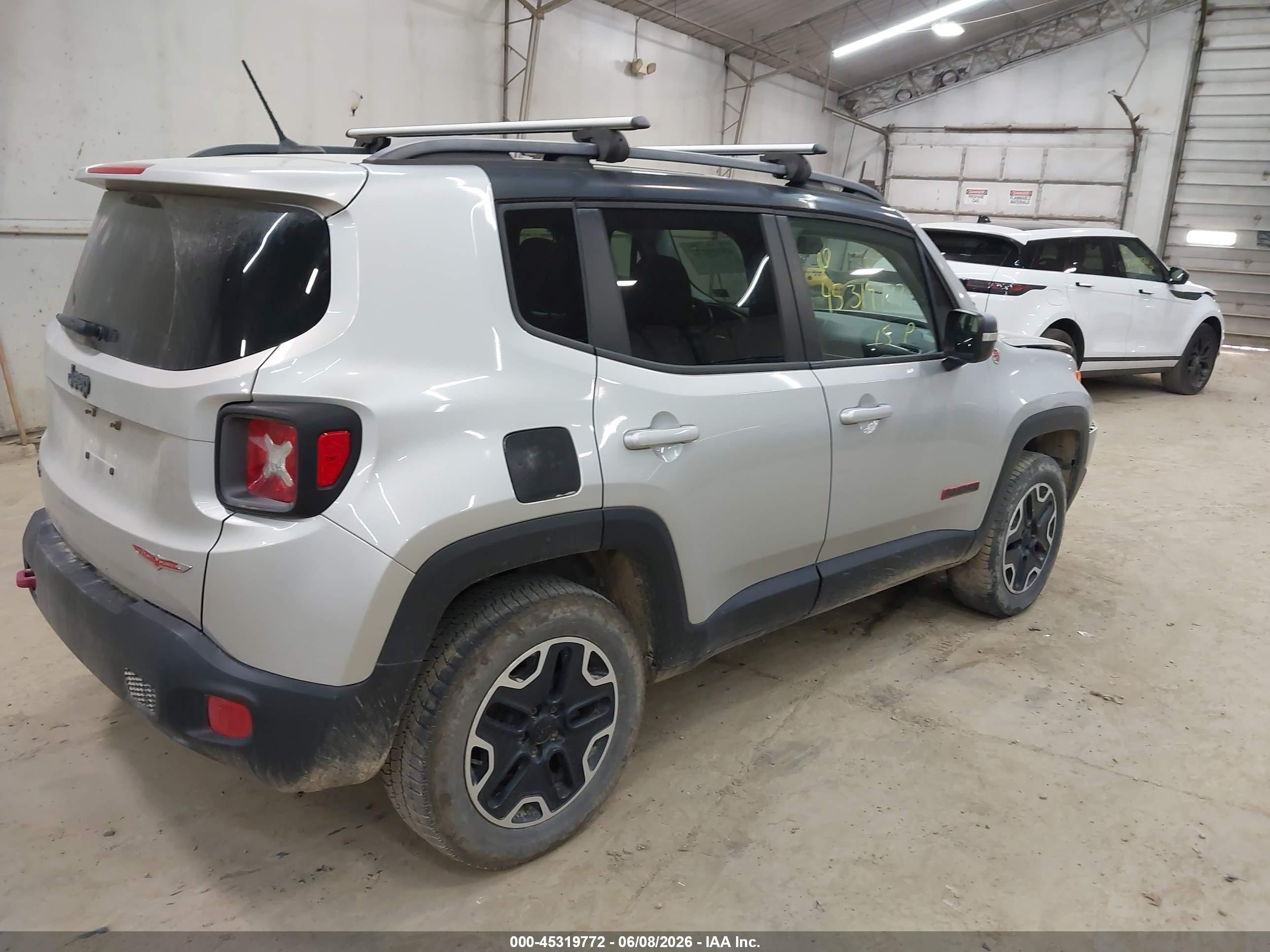 2015 Jeep Renegade Trailhawk Silver vin: ZACCJBCT7FPB88921