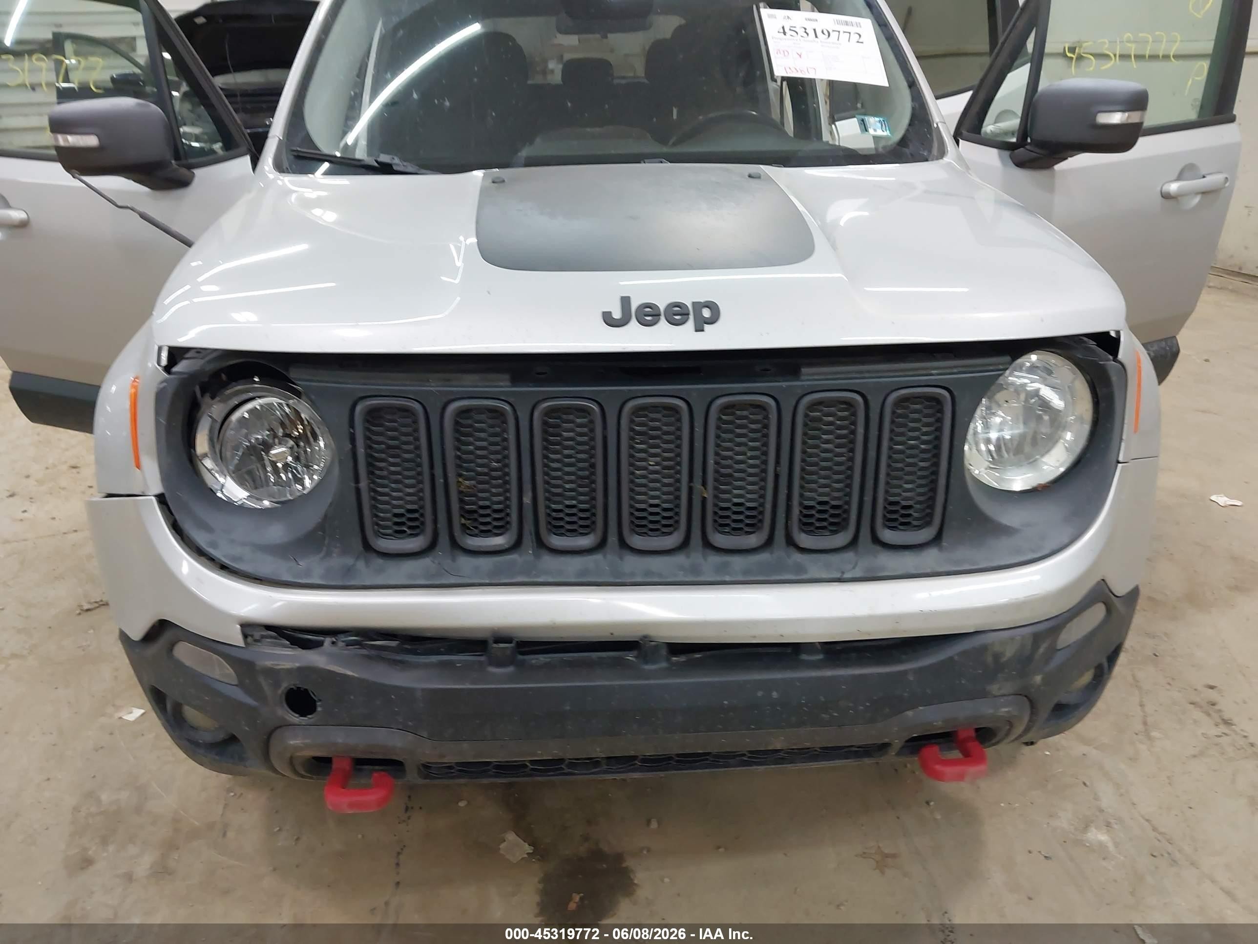 2015 Jeep Renegade Trailhawk Silver vin: ZACCJBCT7FPB88921