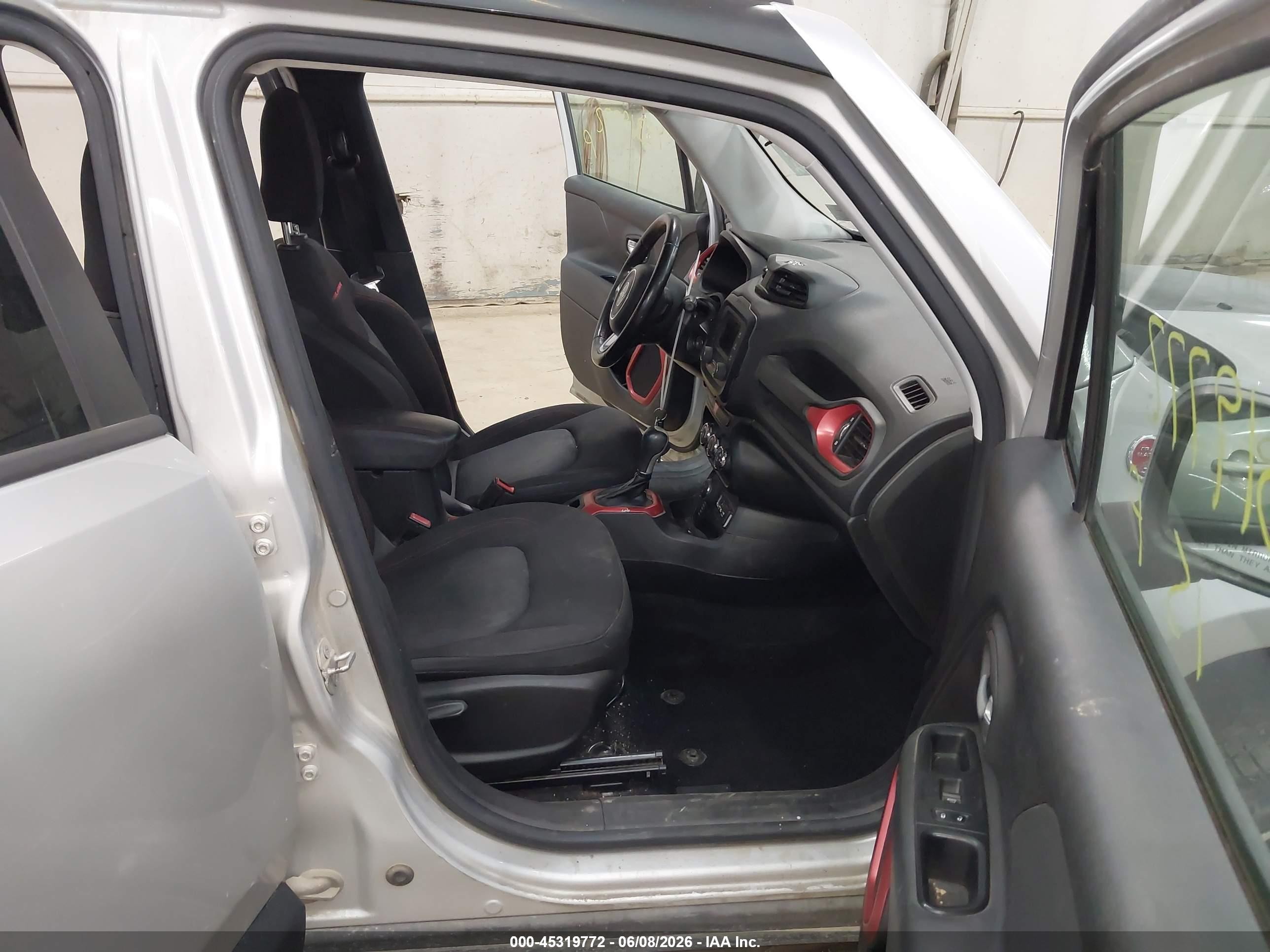 2015 Jeep Renegade Trailhawk Silver vin: ZACCJBCT7FPB88921