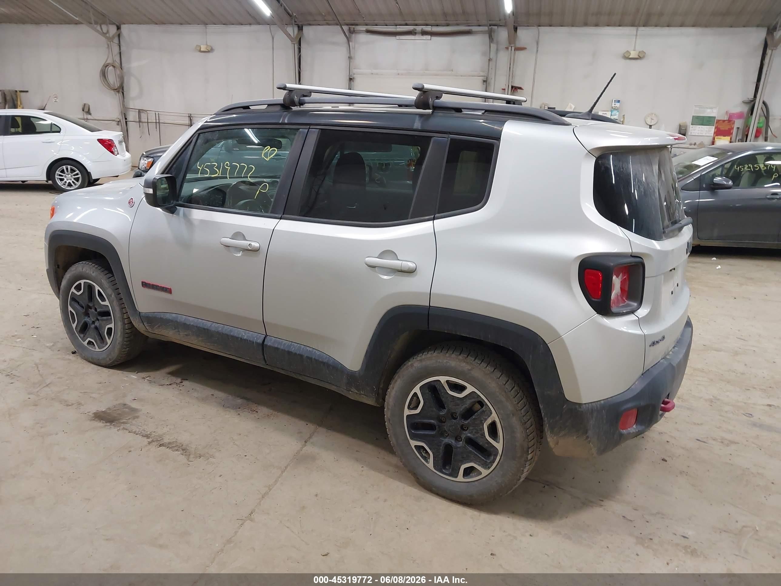 2015 Jeep Renegade Trailhawk Silver vin: ZACCJBCT7FPB88921