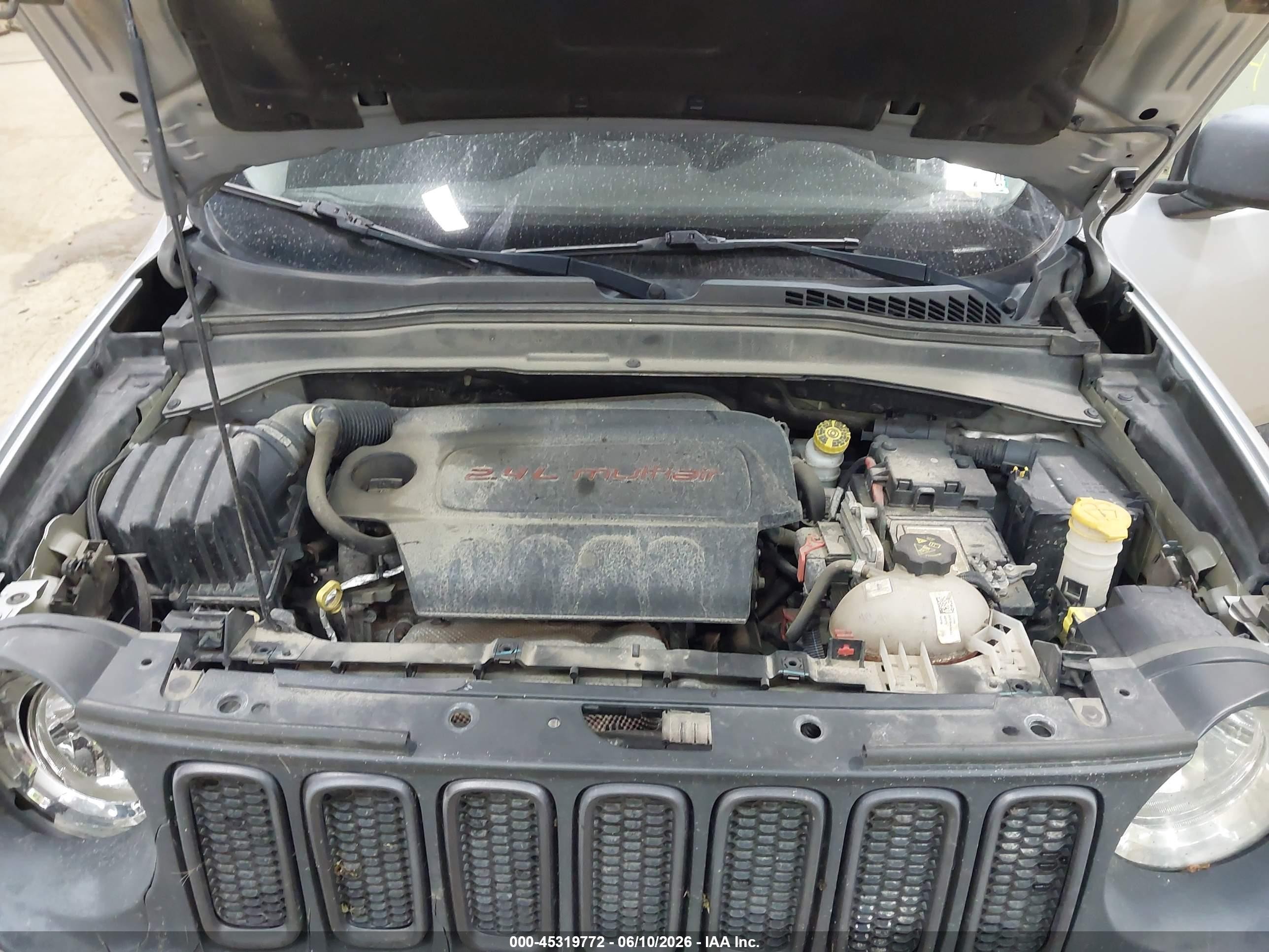 2015 Jeep Renegade Trailhawk Silver vin: ZACCJBCT7FPB88921