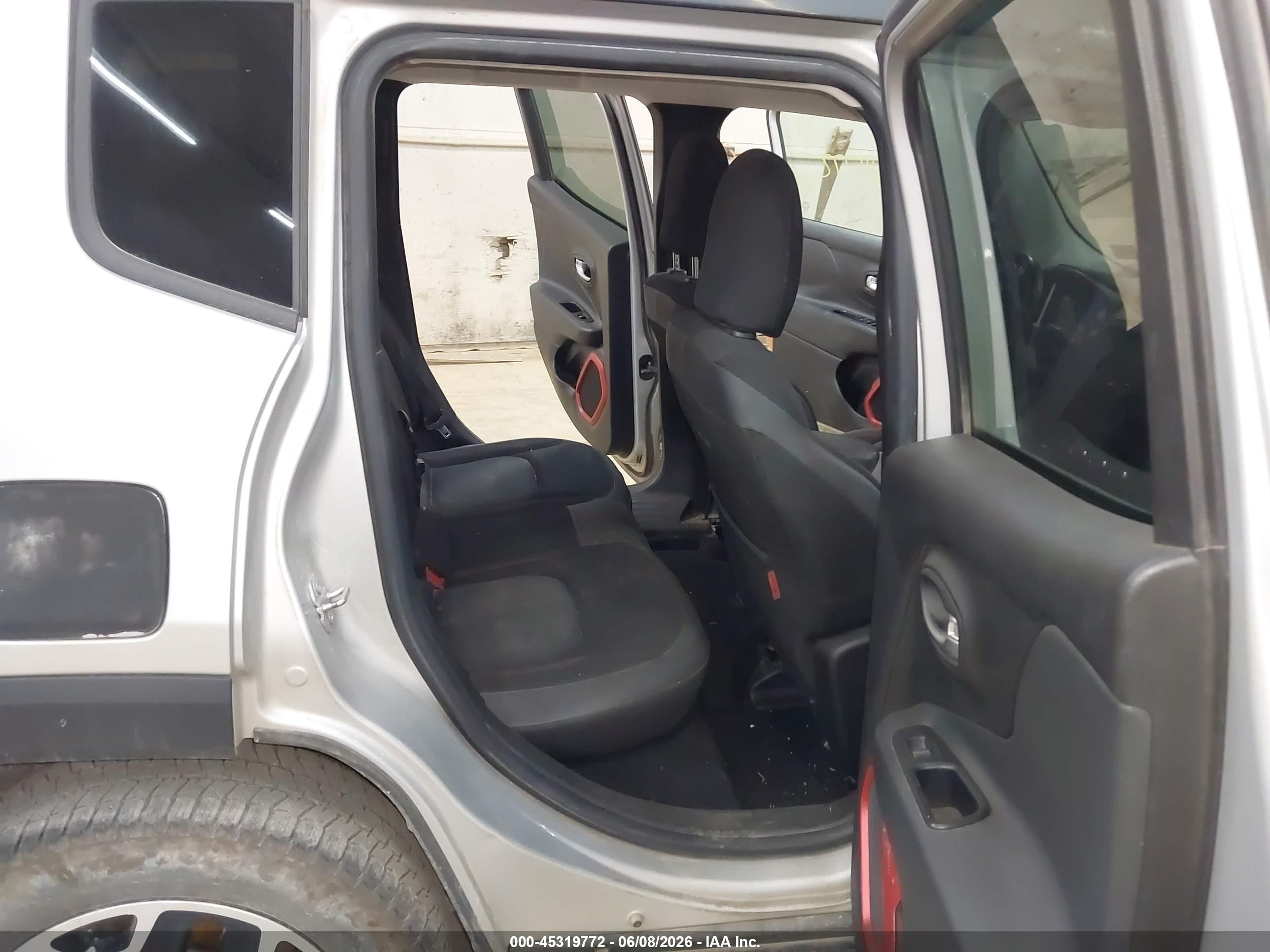 2015 Jeep Renegade Trailhawk Silver vin: ZACCJBCT7FPB88921