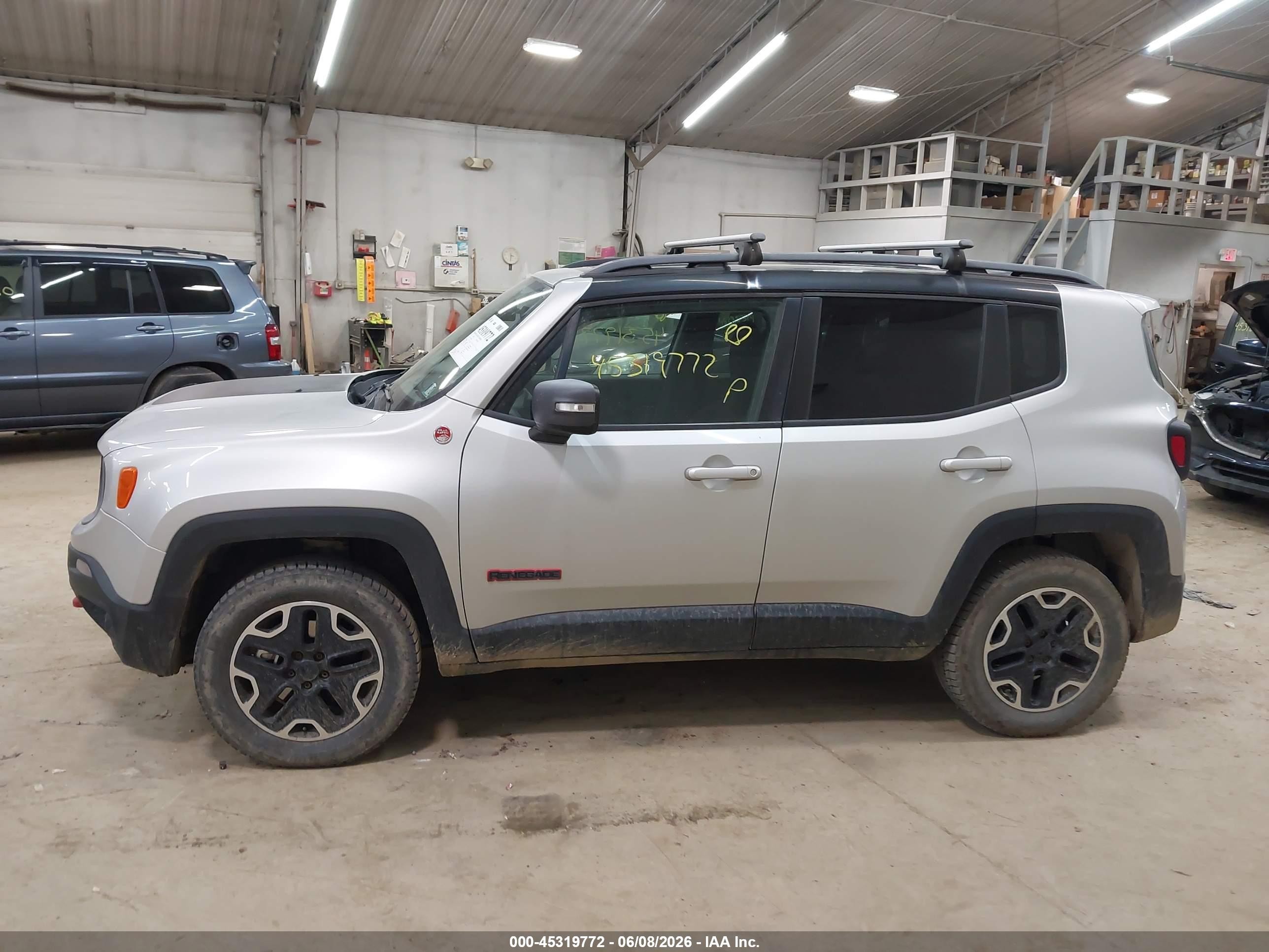 2015 Jeep Renegade Trailhawk Silver vin: ZACCJBCT7FPB88921