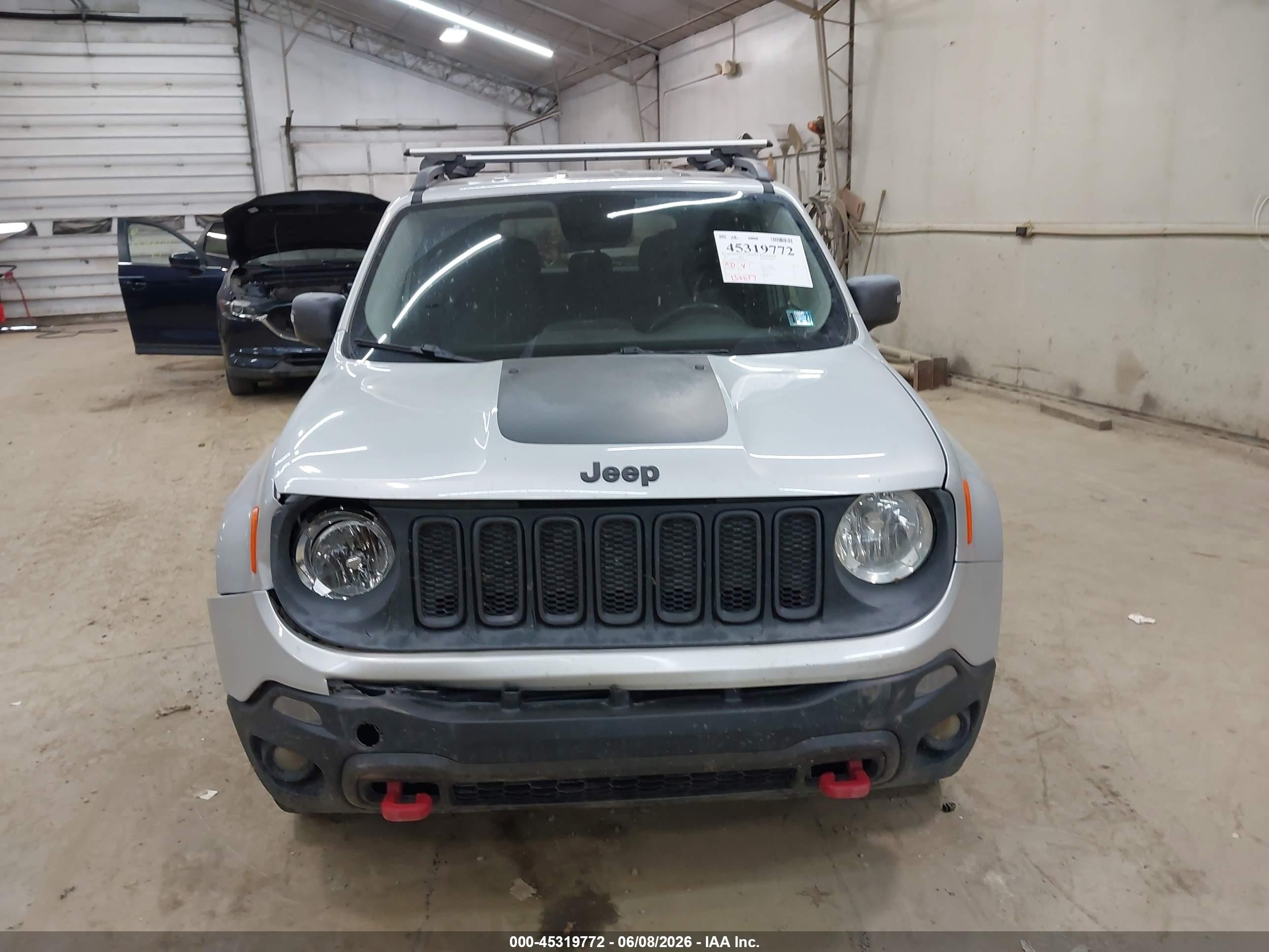 2015 Jeep Renegade Trailhawk Silver vin: ZACCJBCT7FPB88921