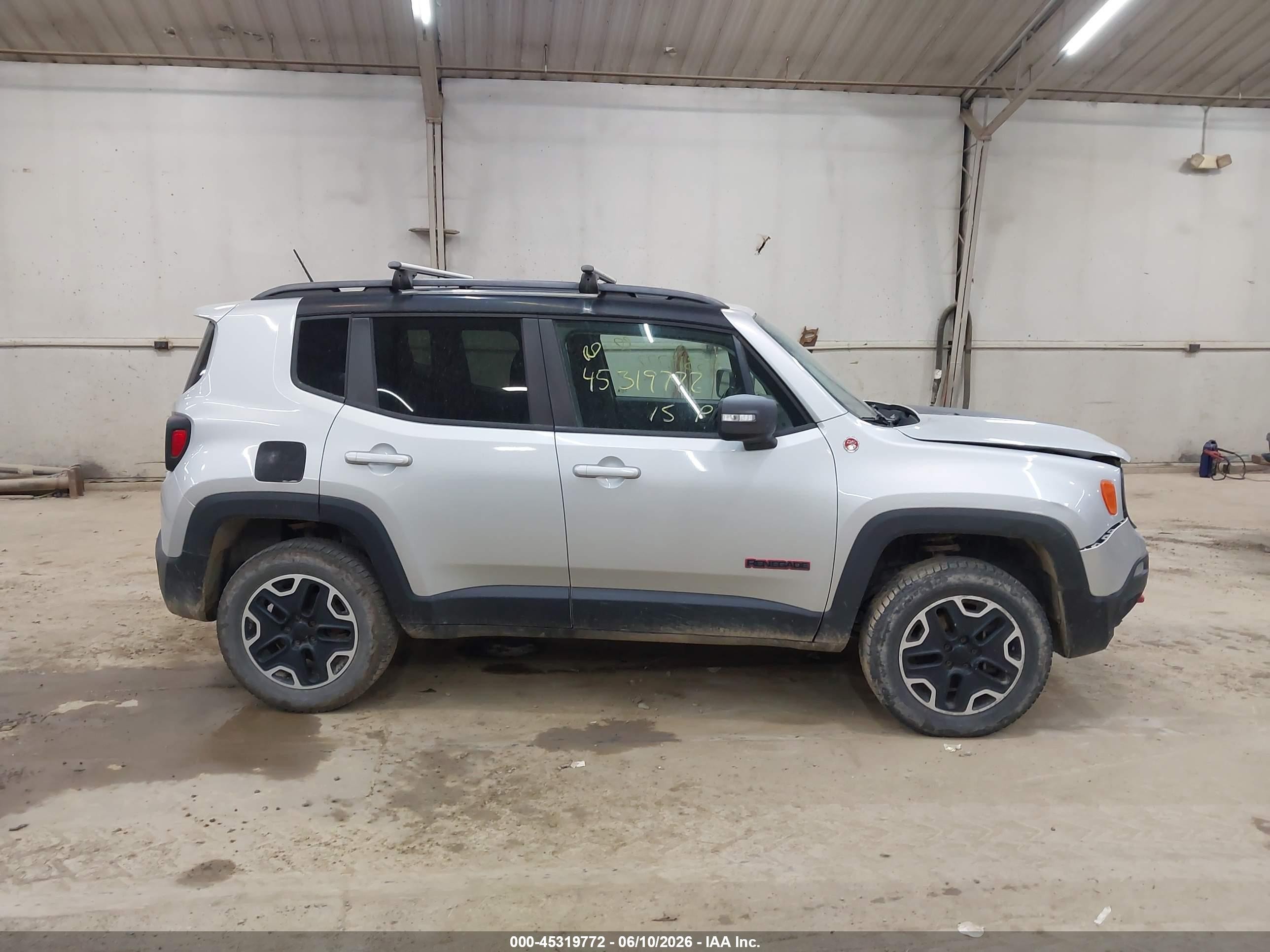 2015 Jeep Renegade Trailhawk Silver vin: ZACCJBCT7FPB88921