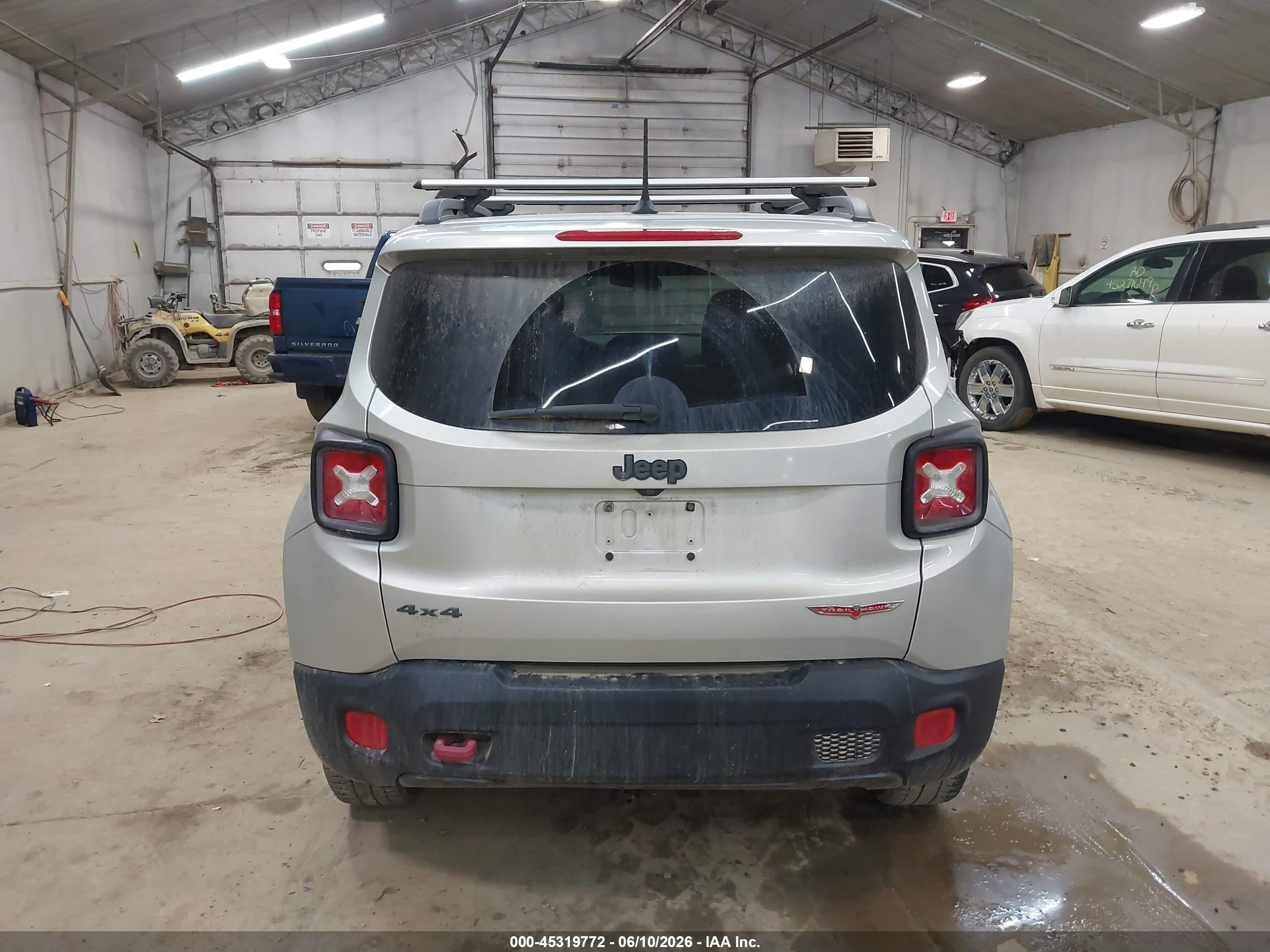 2015 Jeep Renegade Trailhawk Silver vin: ZACCJBCT7FPB88921