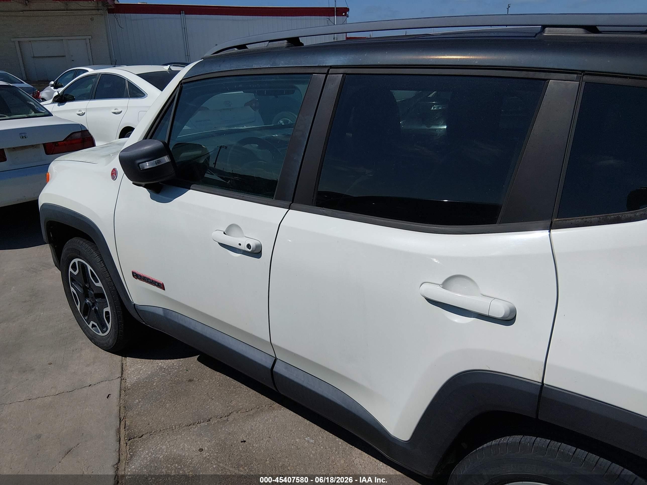 2015 Jeep Renegade Trailhawk White vin: ZACCJBCT8FPC35728