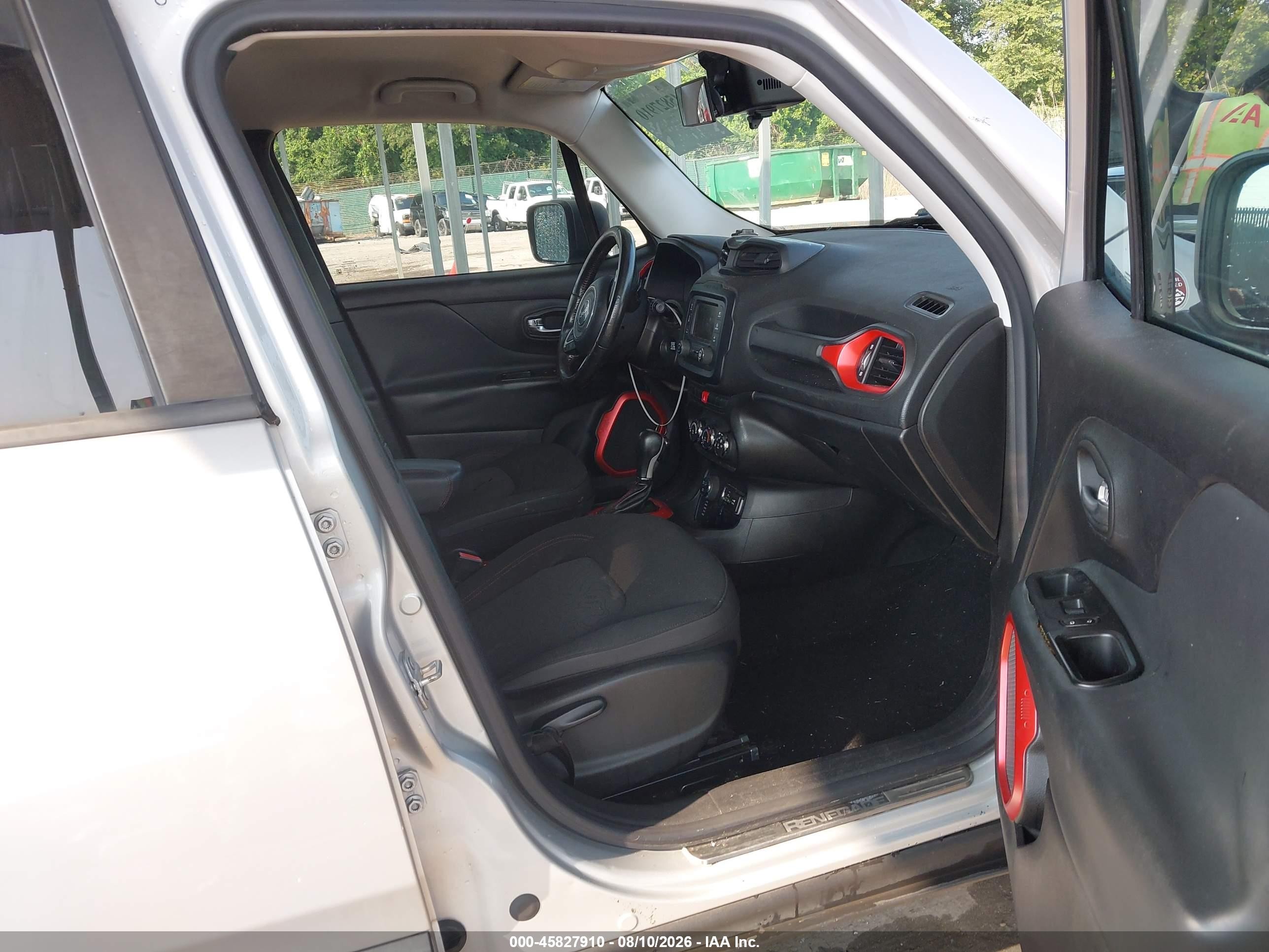 2015 Jeep Renegade Trailhawk Silver vin: ZACCJBCTXFPB31547