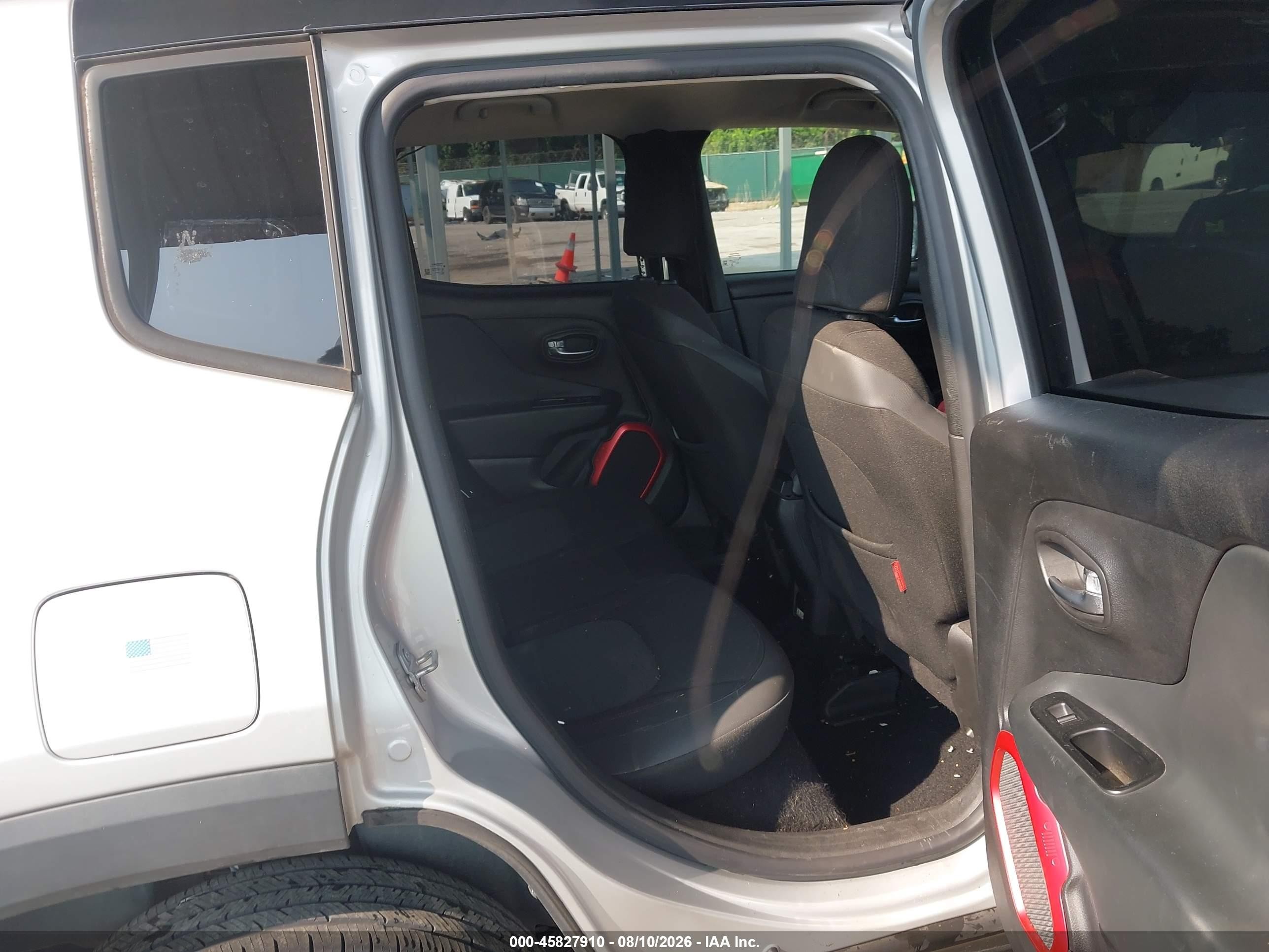 2015 Jeep Renegade Trailhawk Silver vin: ZACCJBCTXFPB31547