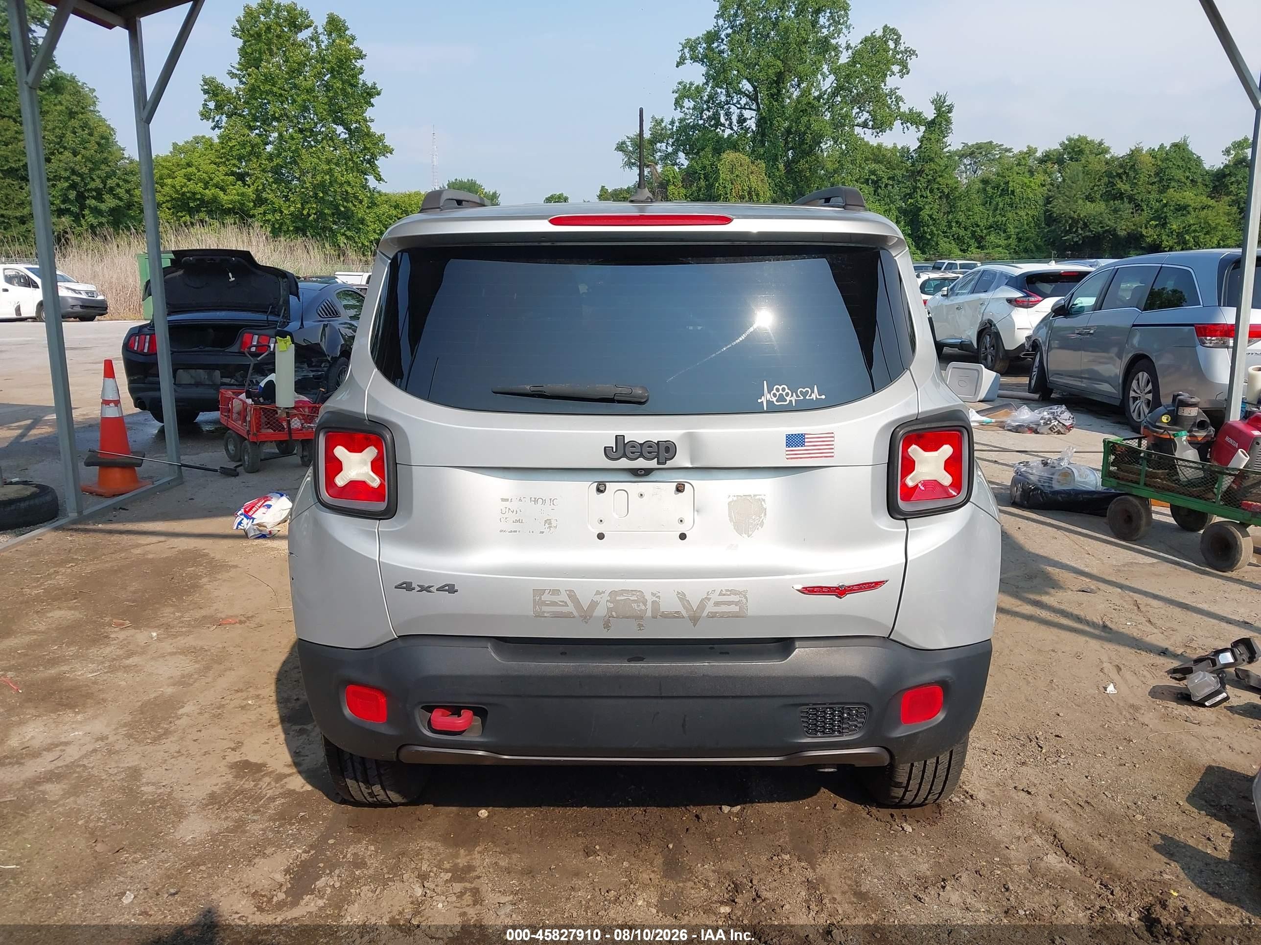 2015 Jeep Renegade Trailhawk Silver vin: ZACCJBCTXFPB31547