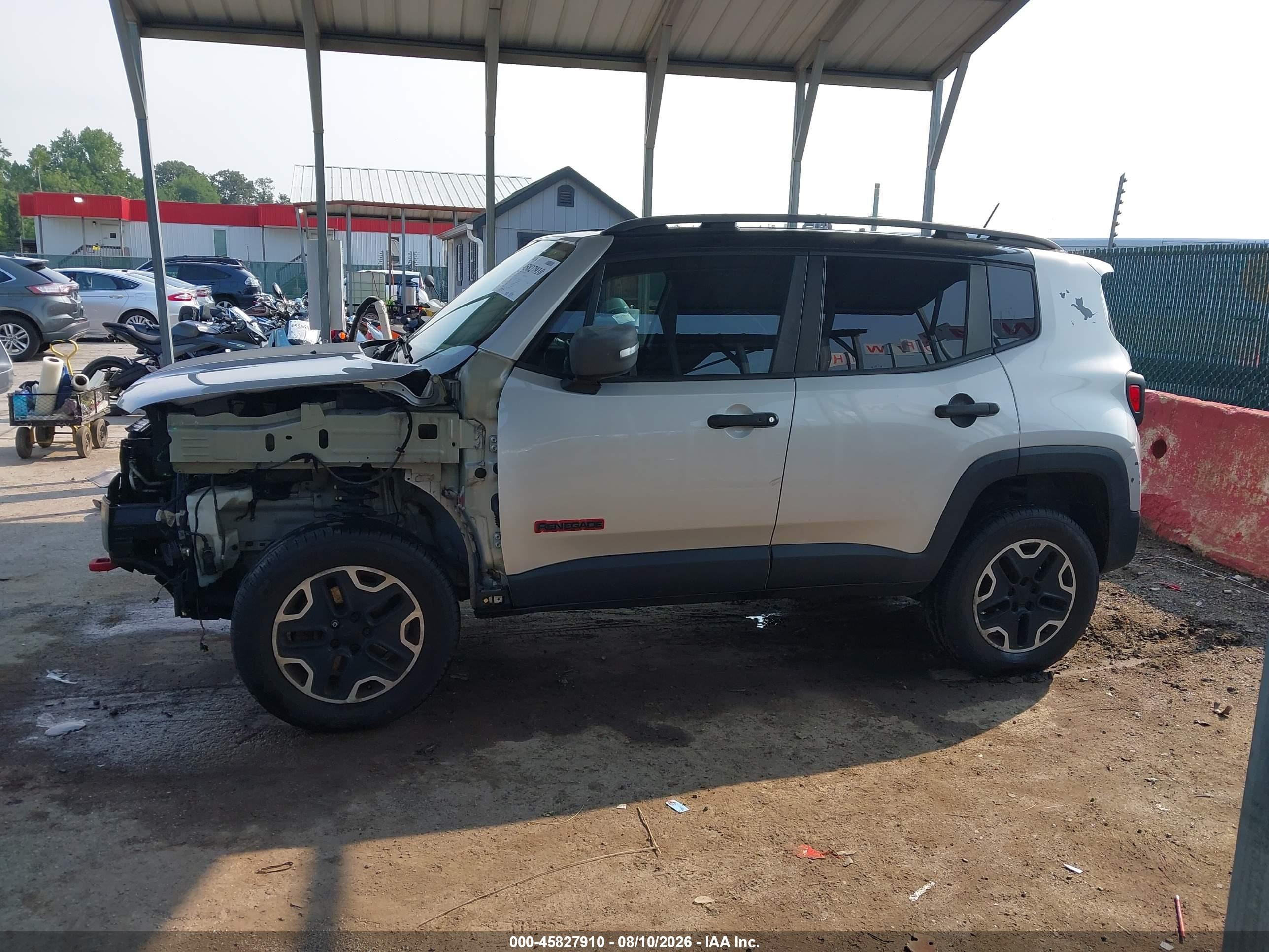 2015 Jeep Renegade Trailhawk Silver vin: ZACCJBCTXFPB31547