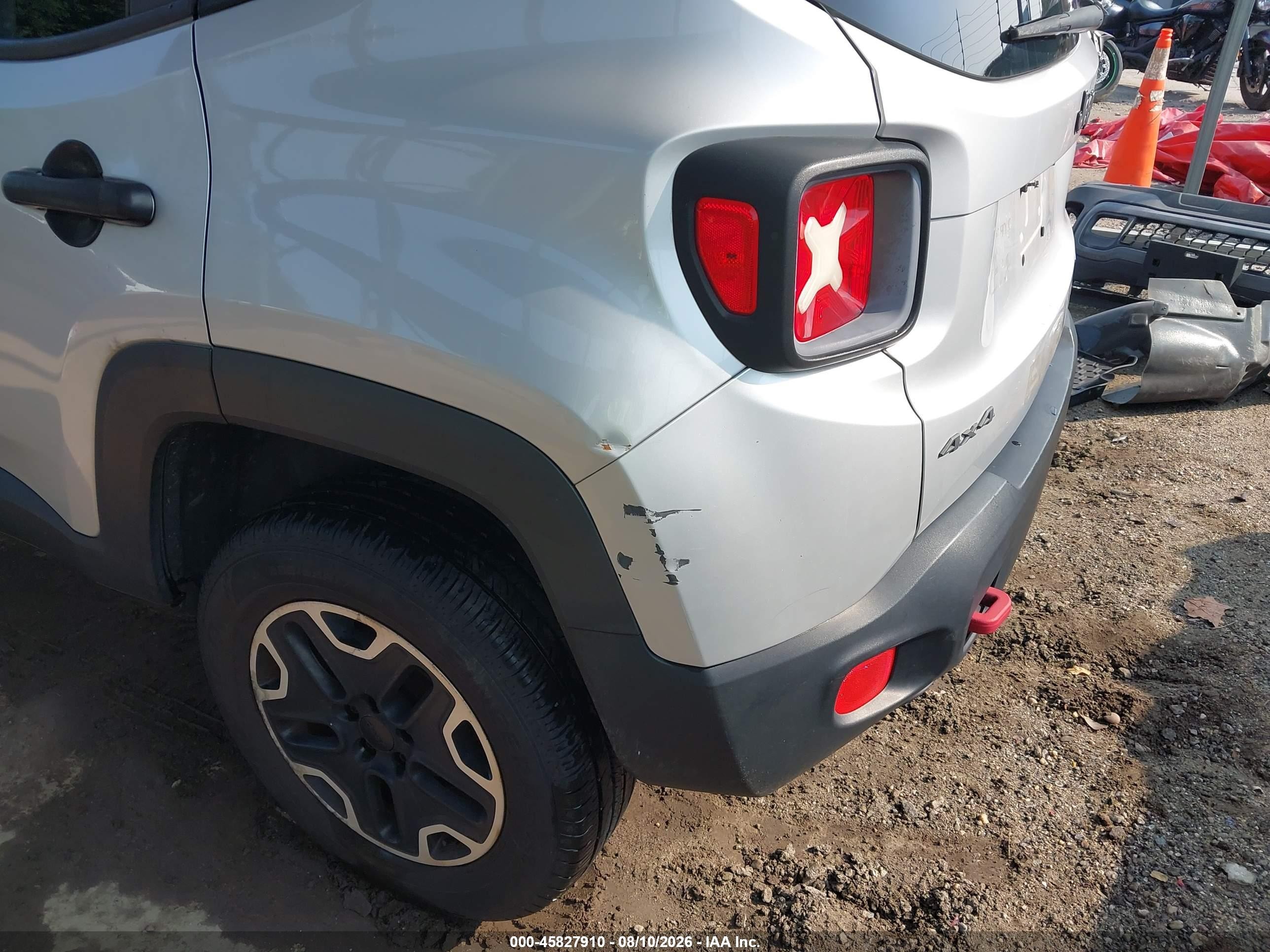 2015 Jeep Renegade Trailhawk Silver vin: ZACCJBCTXFPB31547