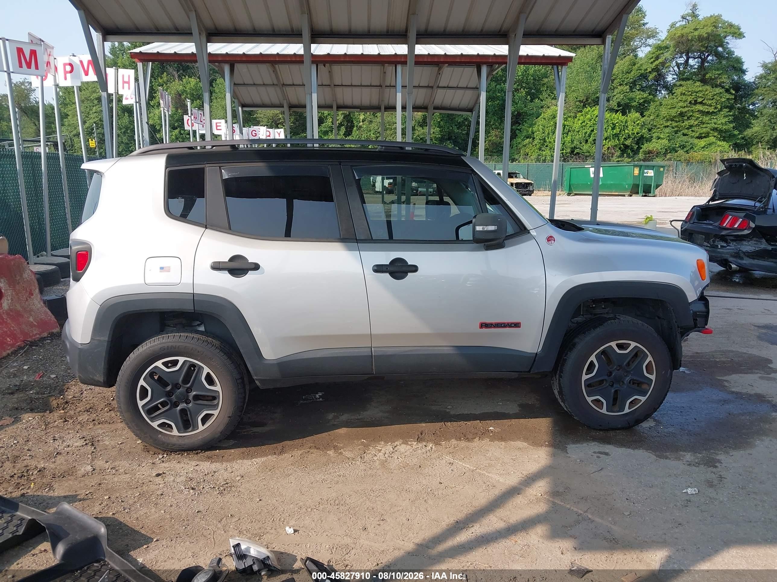 2015 Jeep Renegade Trailhawk Silver vin: ZACCJBCTXFPB31547