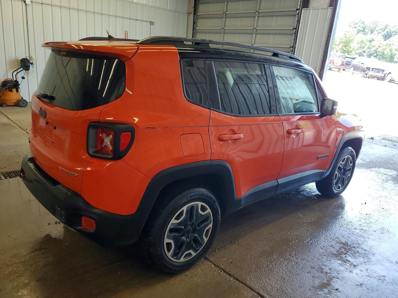 2015 Jeep Renegade Trailhawk Orange vin: ZACCJBCTXFPC16341