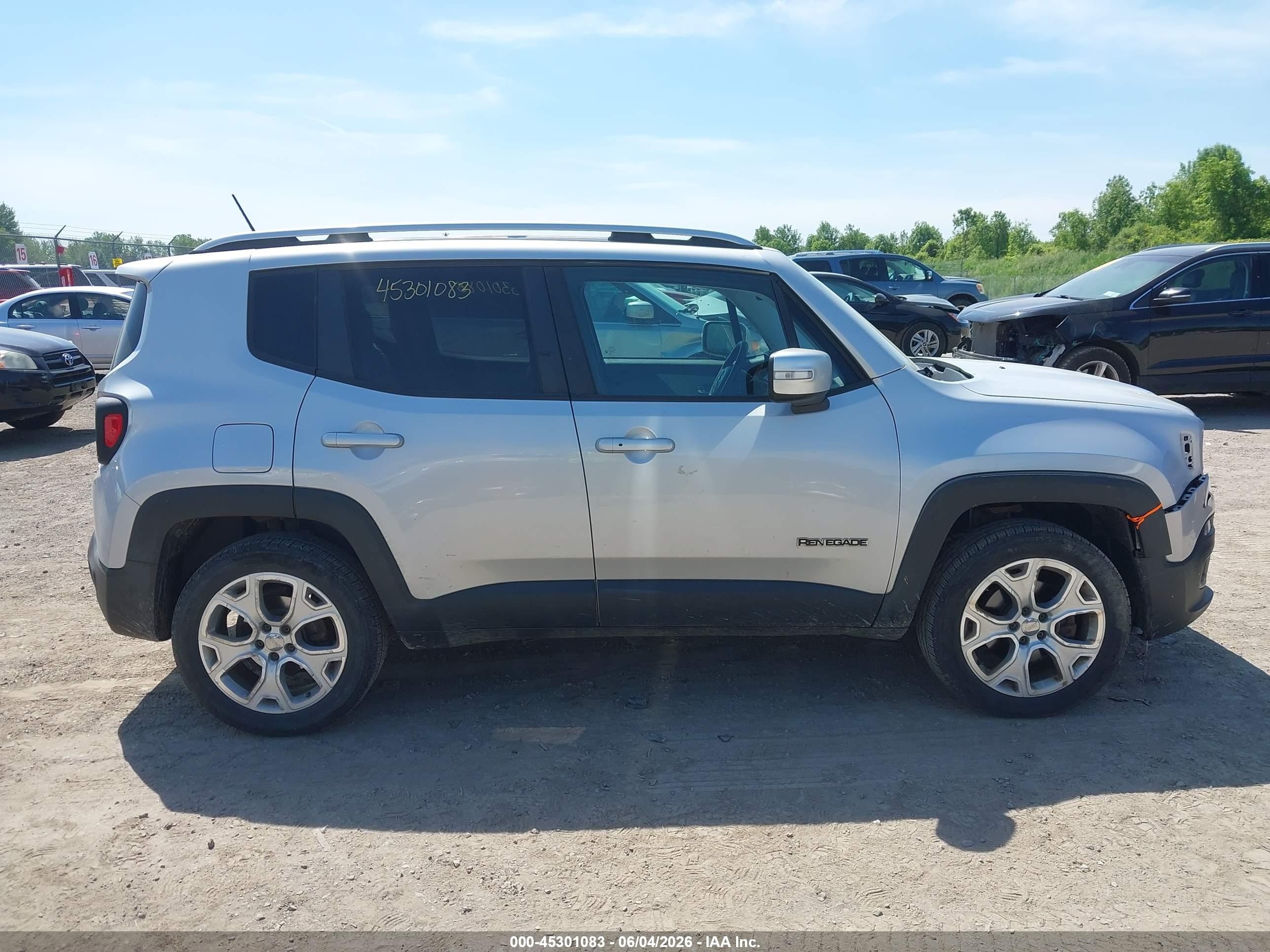 2015 Jeep Renegade Limited Silver vin: ZACCJBDT8FPC05482