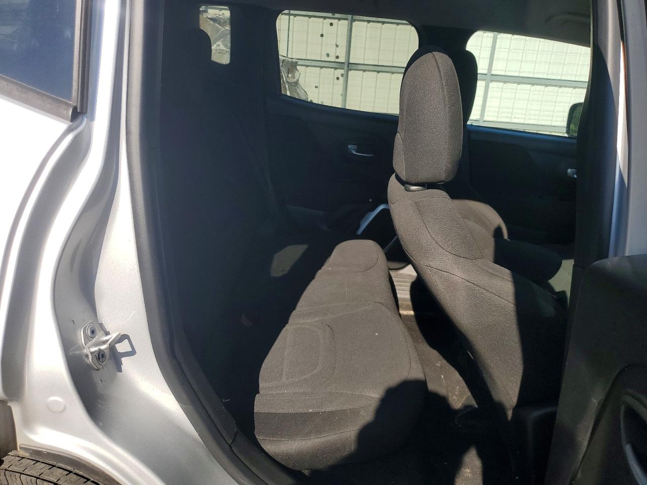 2019 Jeep Renegade Latitude Silver vin: ZACNJABB7KPK04750