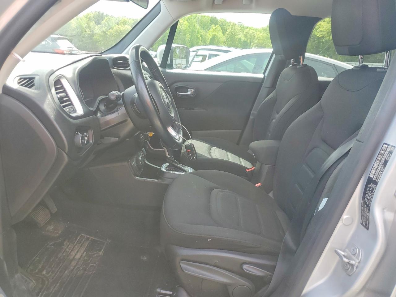 2020 Jeep Renegade Latitude Серебряный vin: ZACNJBBB1LPL29072