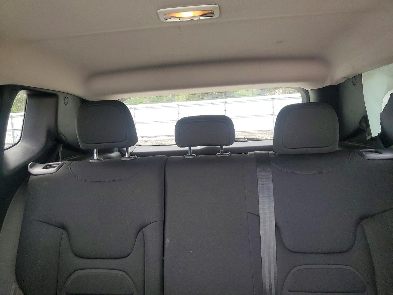 2020 Jeep Renegade Latitude Серебряный vin: ZACNJBBB1LPL29072
