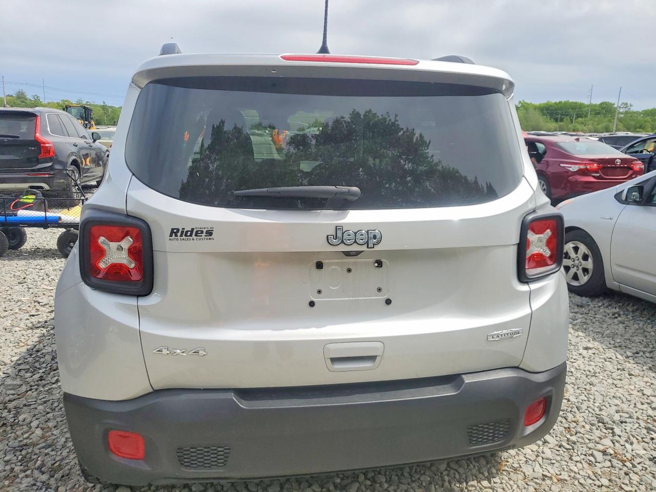2020 Jeep Renegade Latitude Серебряный vin: ZACNJBBB1LPL29072