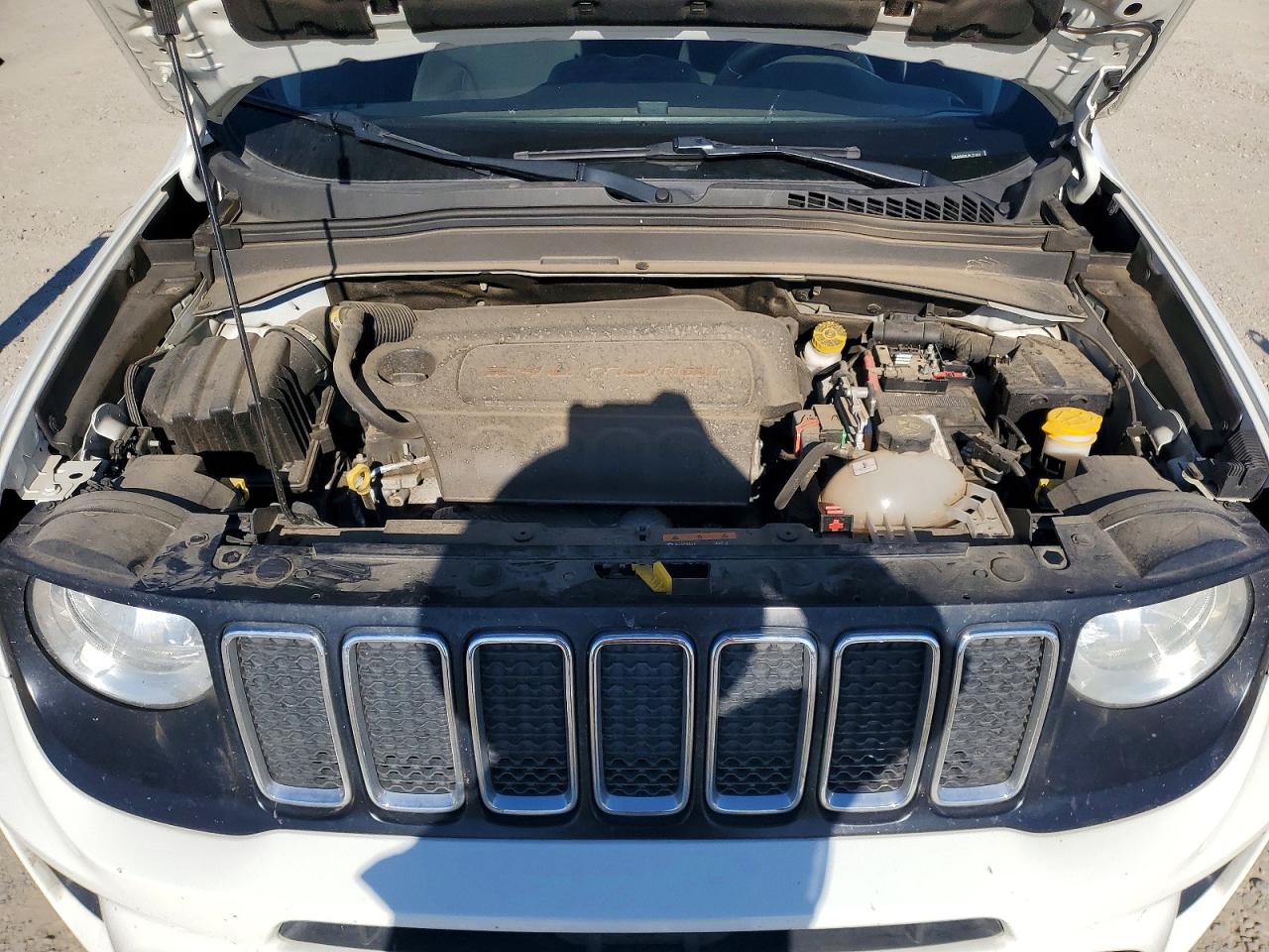 2020 Jeep Renegade Latitude White vin: ZACNJBBBXLPL27451