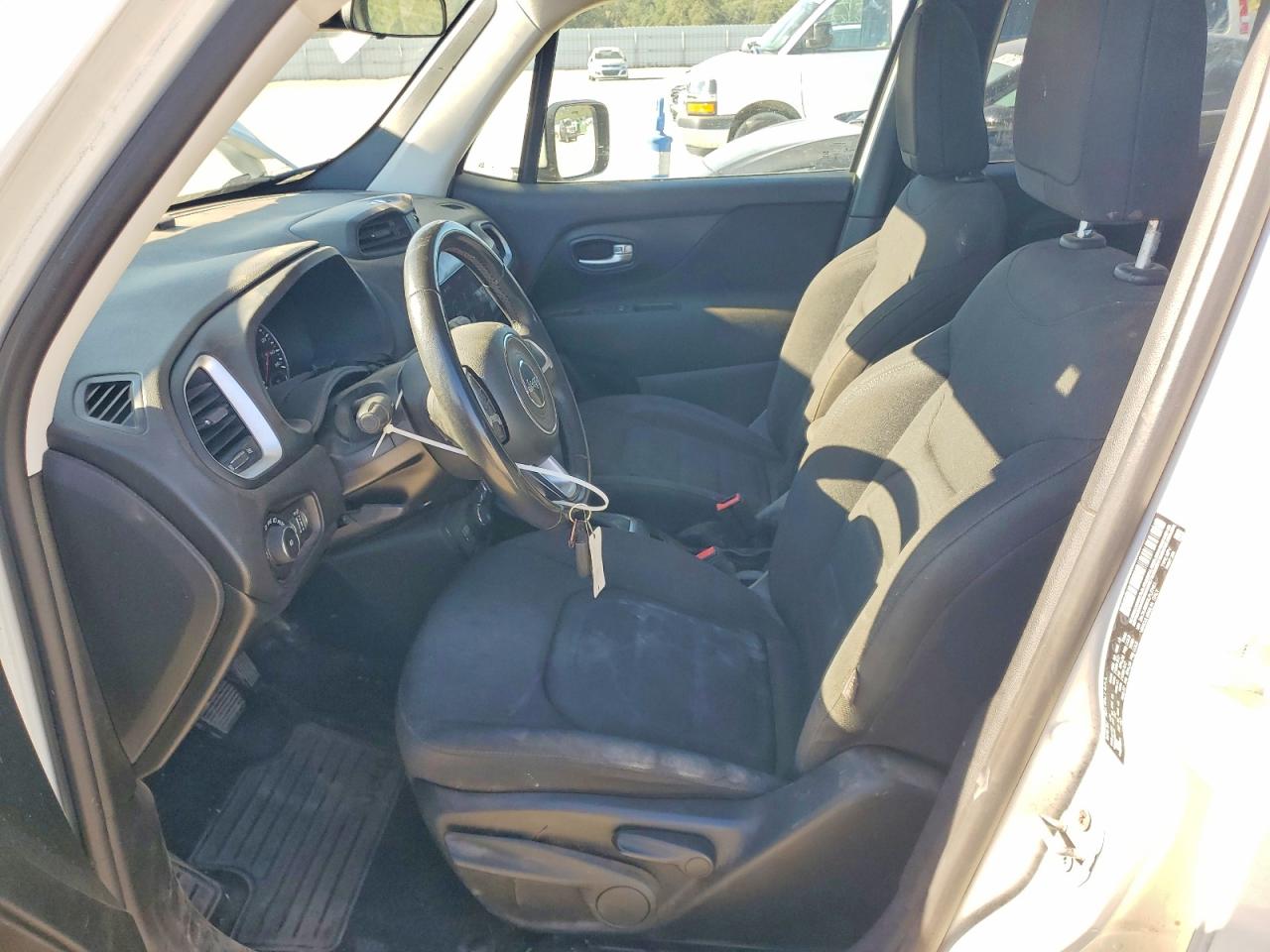 2020 Jeep Renegade Latitude White vin: ZACNJBBBXLPL27451
