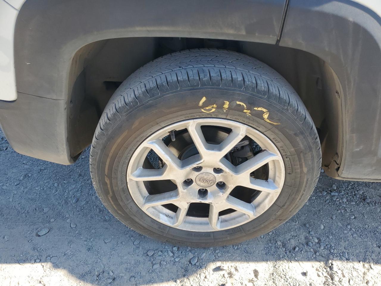 2020 Jeep Renegade Latitude White vin: ZACNJBBBXLPL27451 Damage: Right Rear Wheel, Curb Rash, 9 To 10 Inches