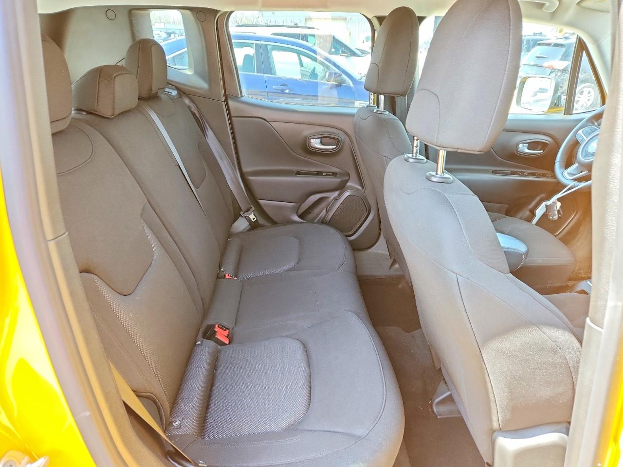 2023 Jeep Renegade Latitude Желтый vin: ZACNJDB10PPP38933