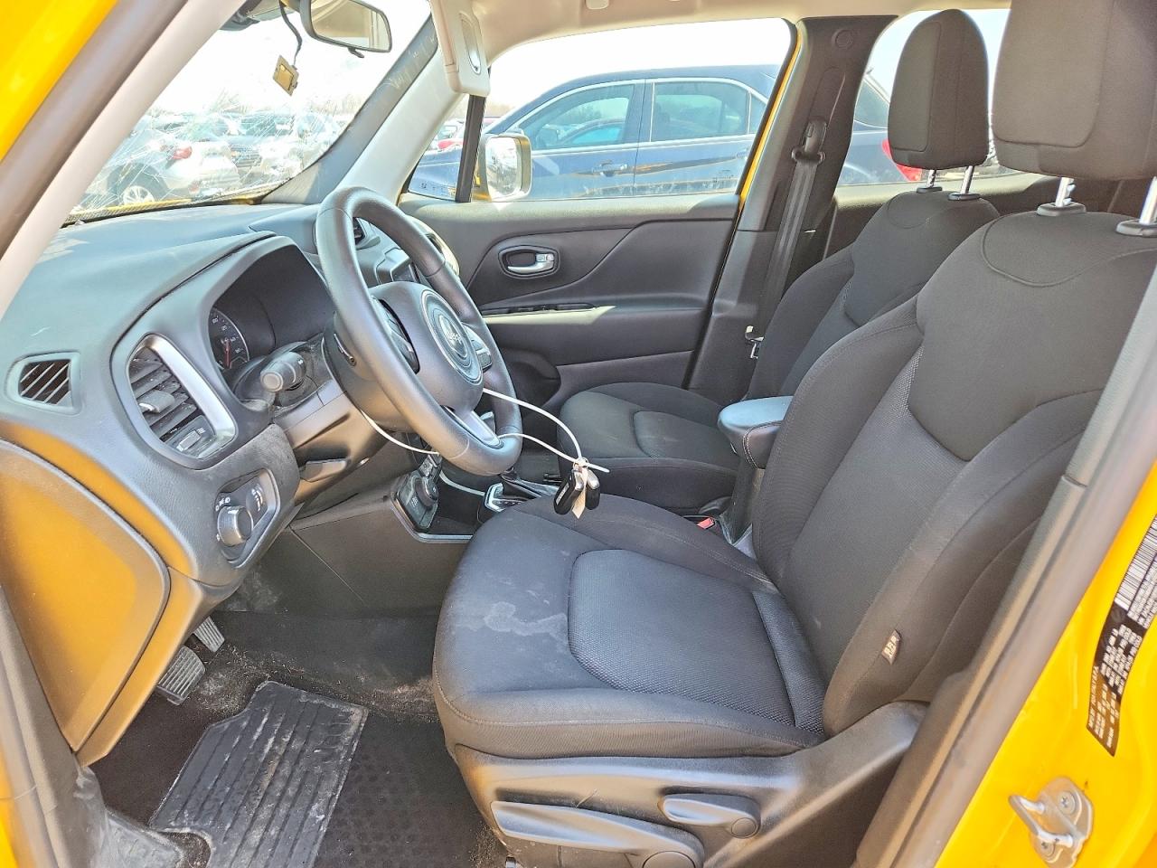 2023 Jeep Renegade Latitude Желтый vin: ZACNJDB10PPP38933