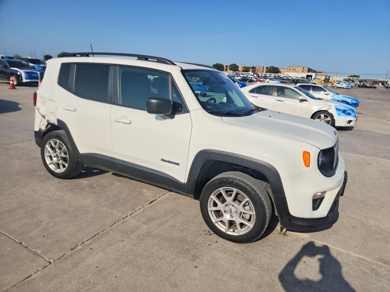 2022 Jeep Renegade Latitude White vin: ZACNJDB12NPN89499