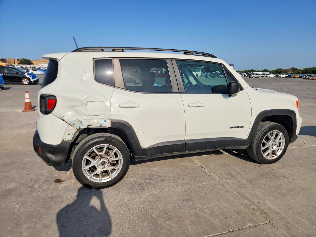2022 Jeep Renegade Latitude White vin: ZACNJDB12NPN89499